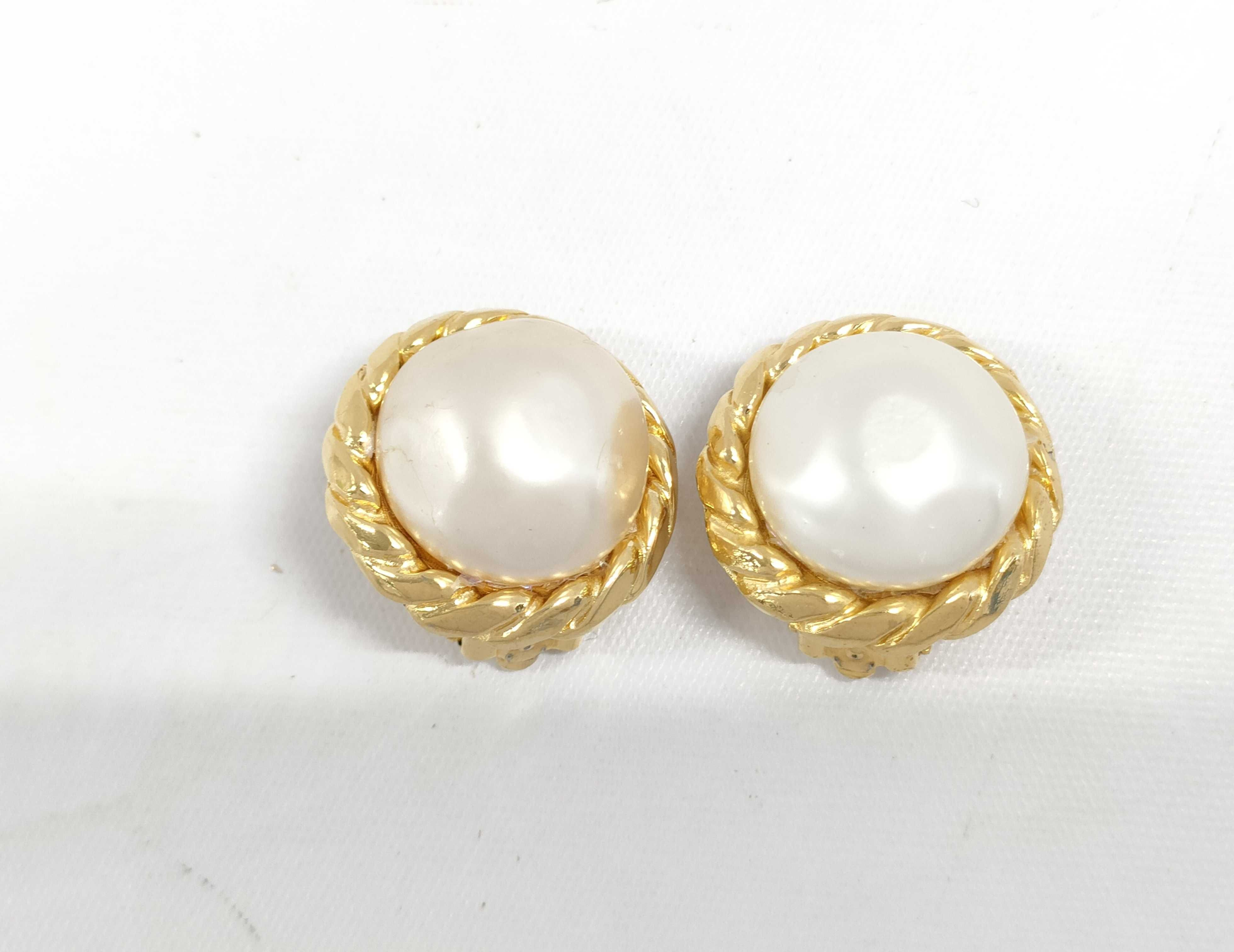 Chanel Vintage Round Clip-On Earrings Metal With Faux Pearl Gold Gold_Plated Earrings Jewelry (Pre-Owned)