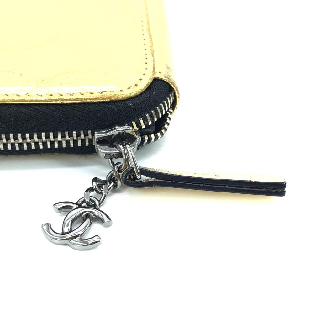 Chanel Gold Tone Votez Coco Zip Women's Clutch (Pre-Owned)