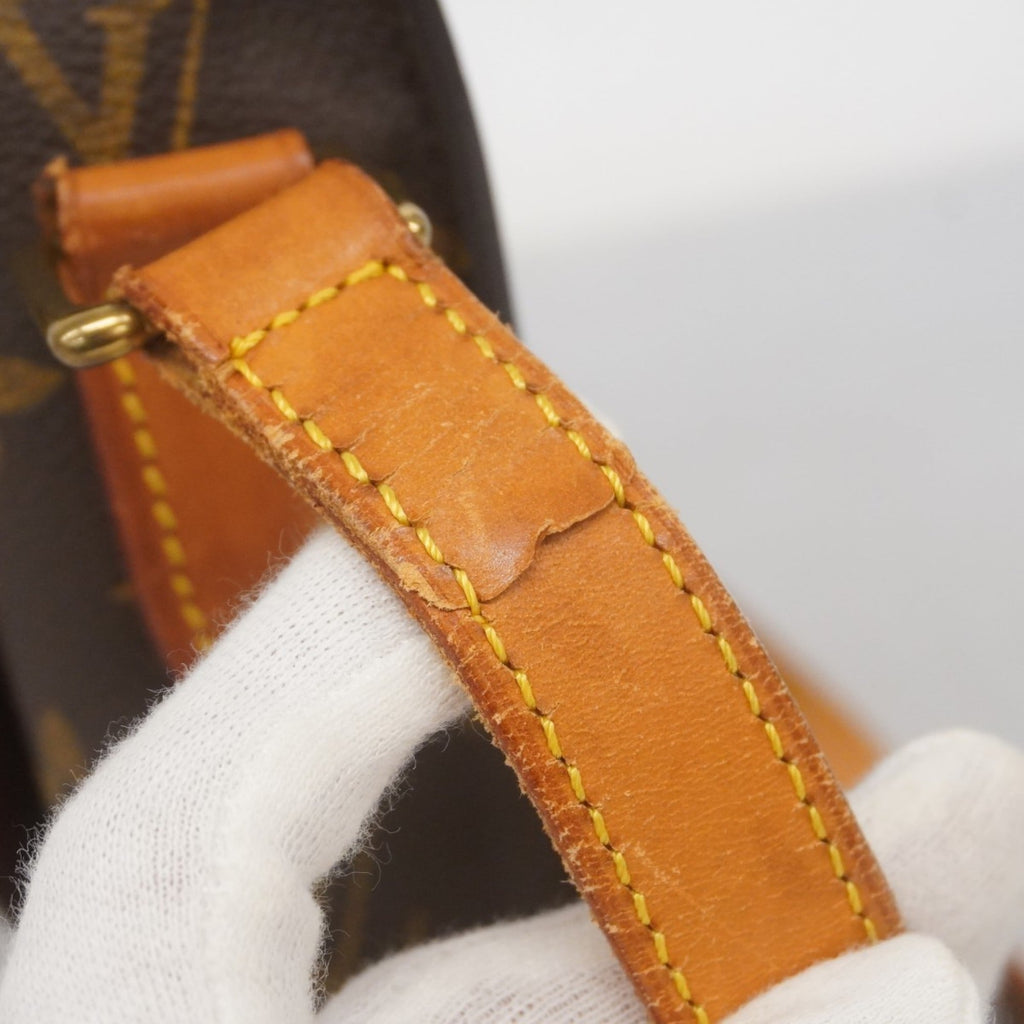 Louis Vuitton Brown Shoulder Bag (Pre-Owned)