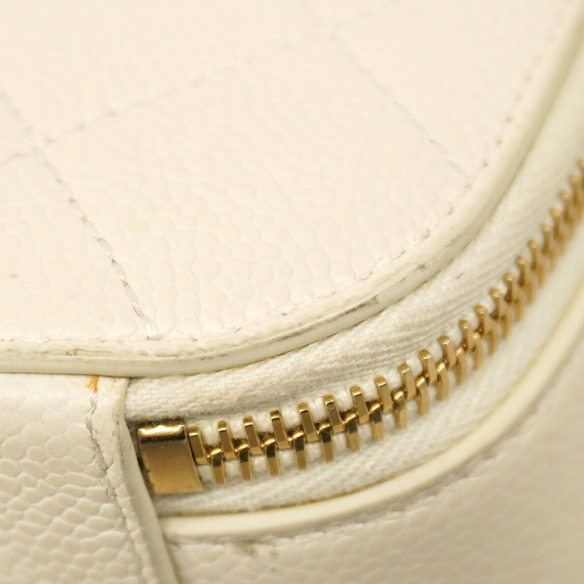 Chanel White Grained Calfskin Handbag (Pre-Owned)