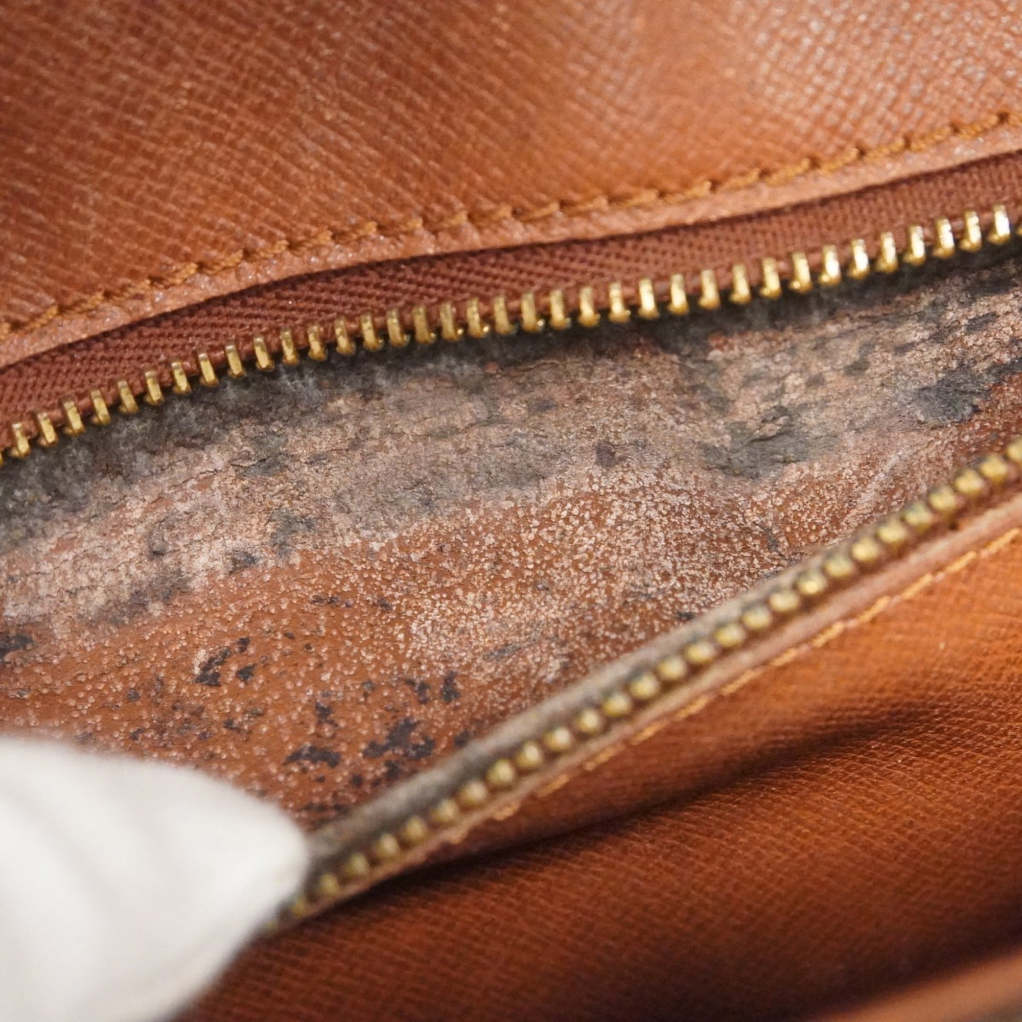 Louis Vuitton Brown Shoulder Bag (Pre-Owned)