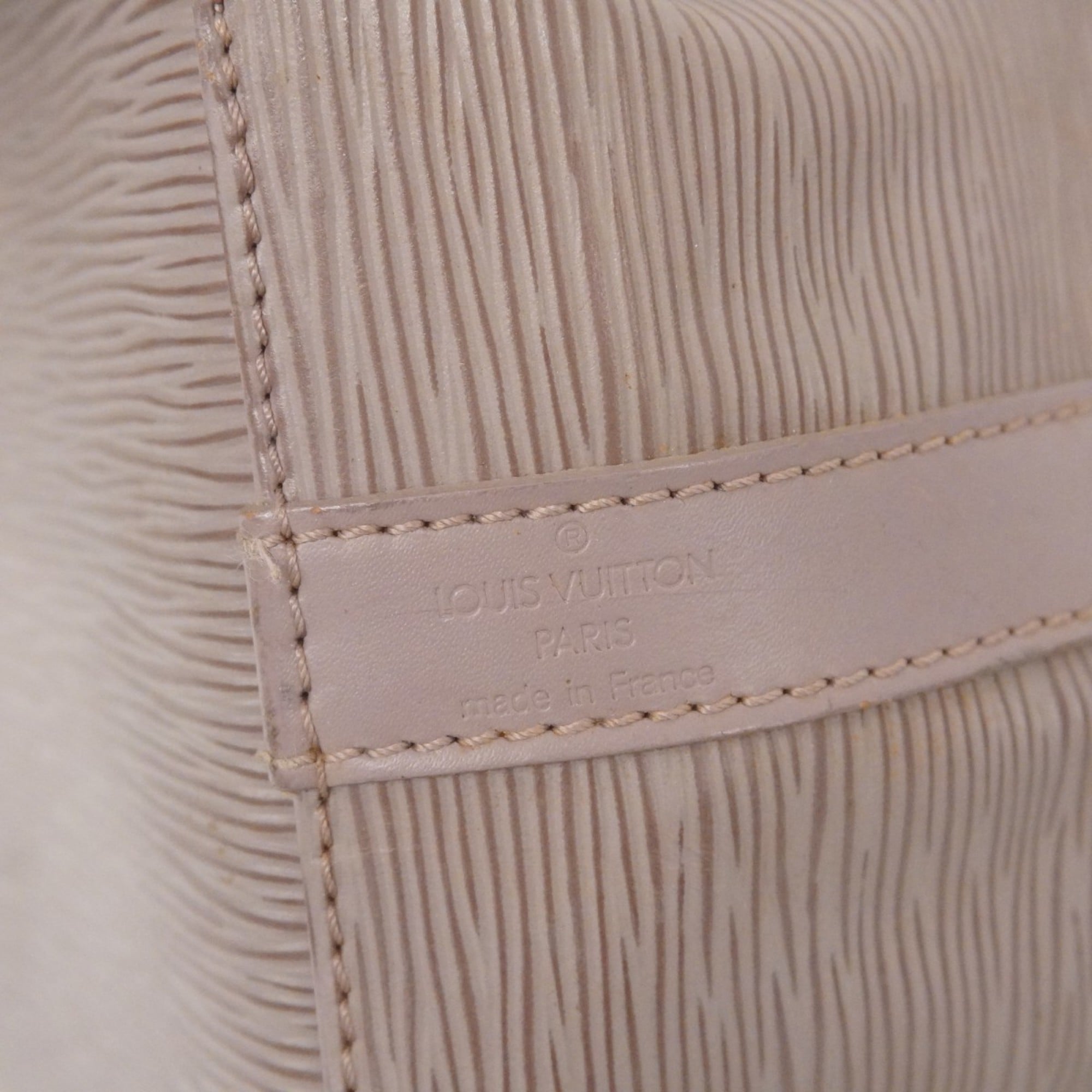 Louis Vuitton Lilac Shoulder Bag (Pre-Owned)