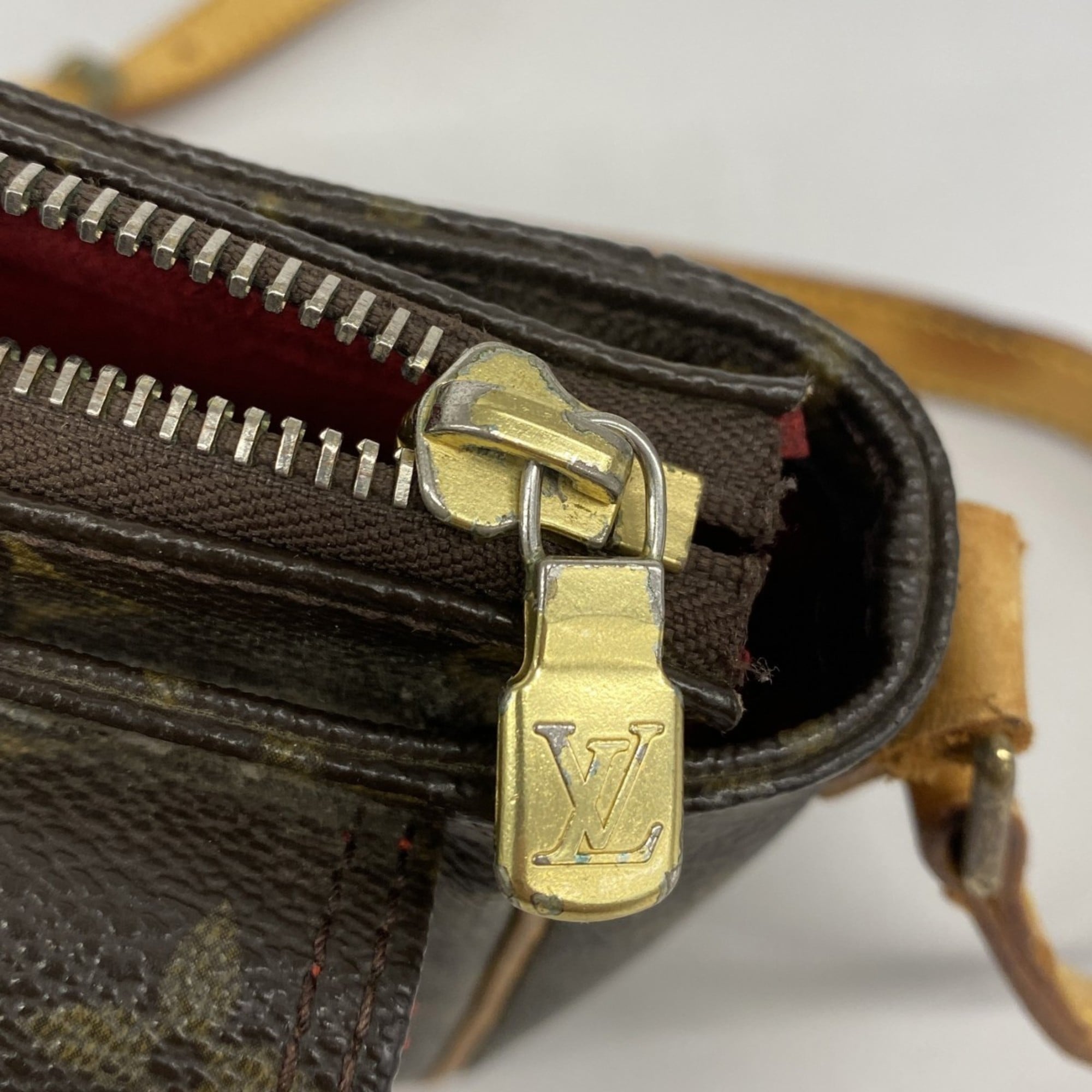 Louis Vuitton Brown Shoulder Bag (Pre-Owned)