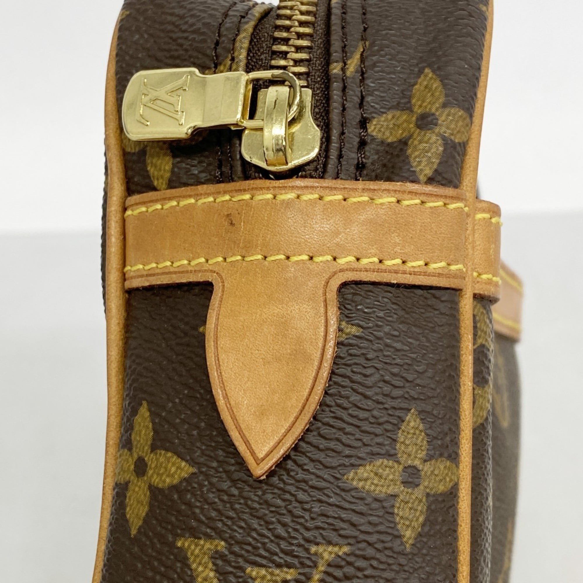 Louis Vuitton Brown Clutch Bag (Pre-Owned)