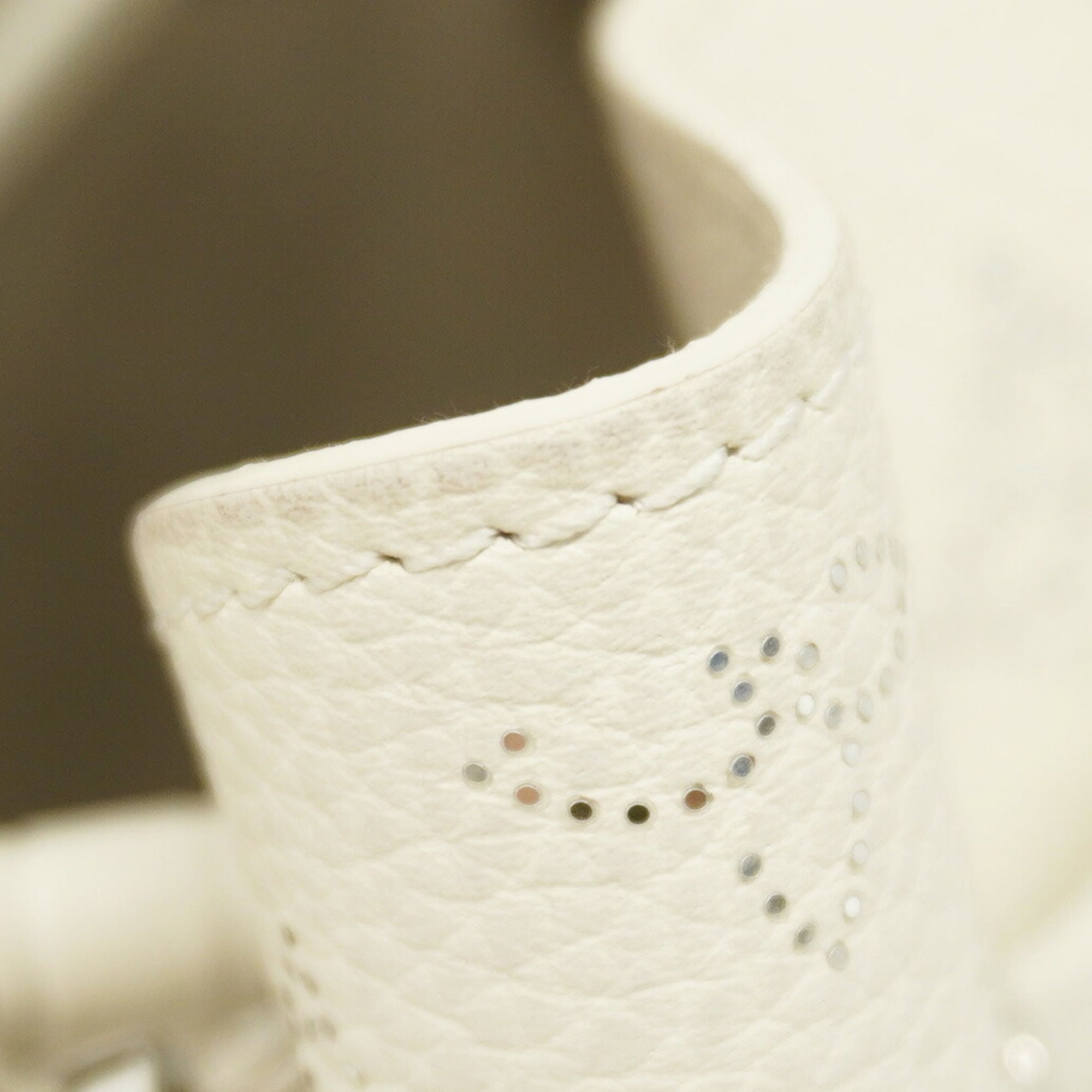 Louis Vuitton White Handbag (Pre-Owned)