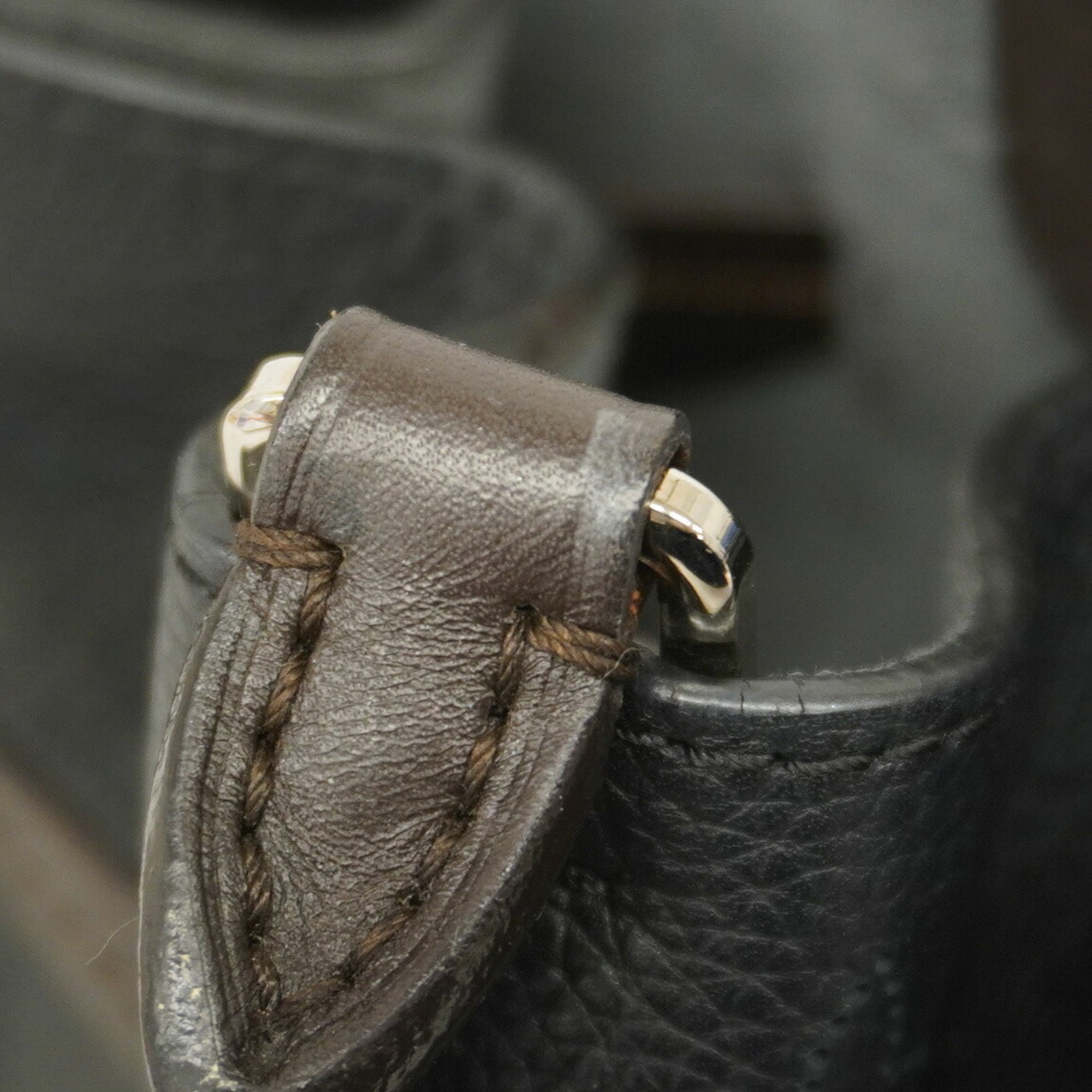 Louis Vuitton Noir Handbag (Pre-Owned)