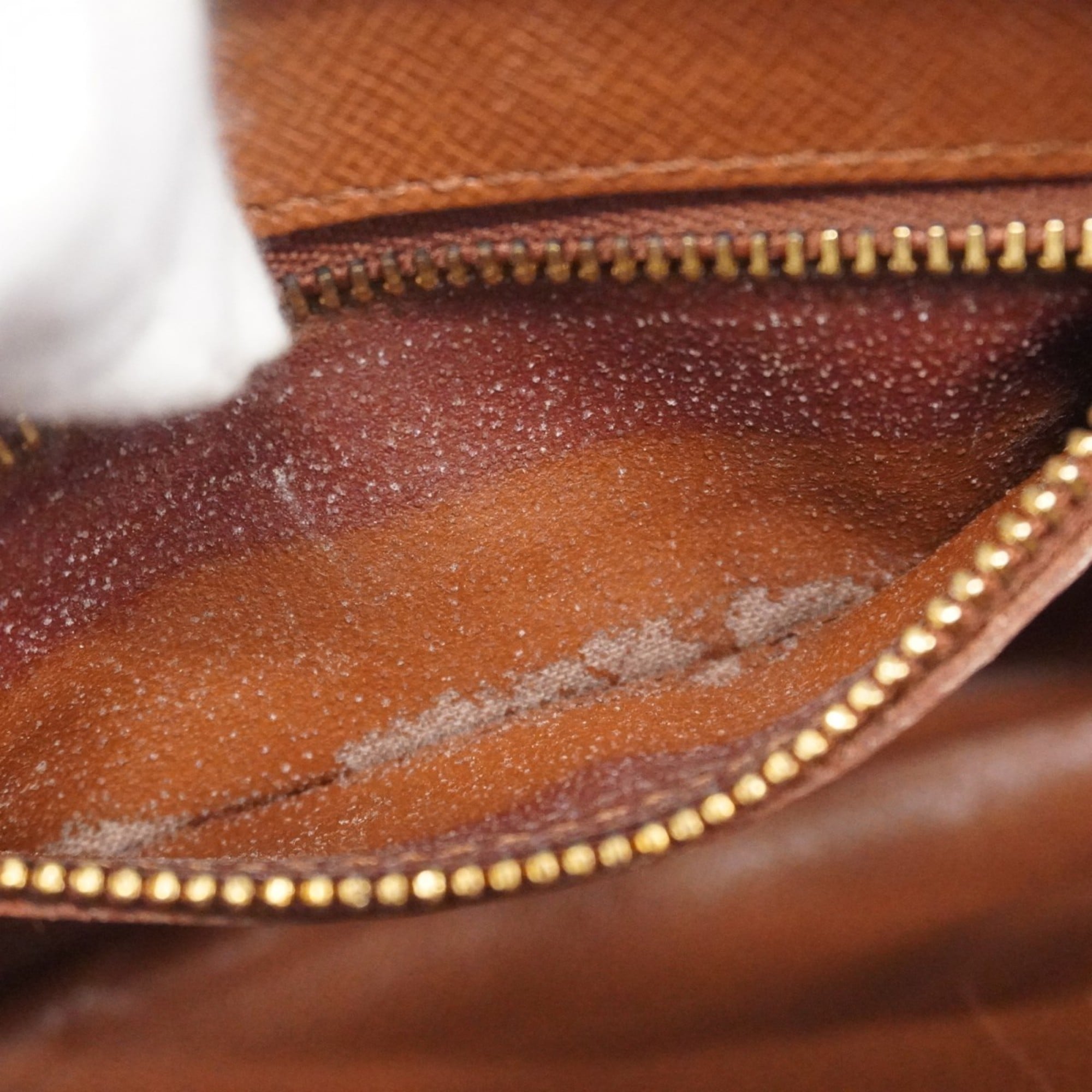 Louis Vuitton Brown Shoulder Bag (Pre-Owned)
