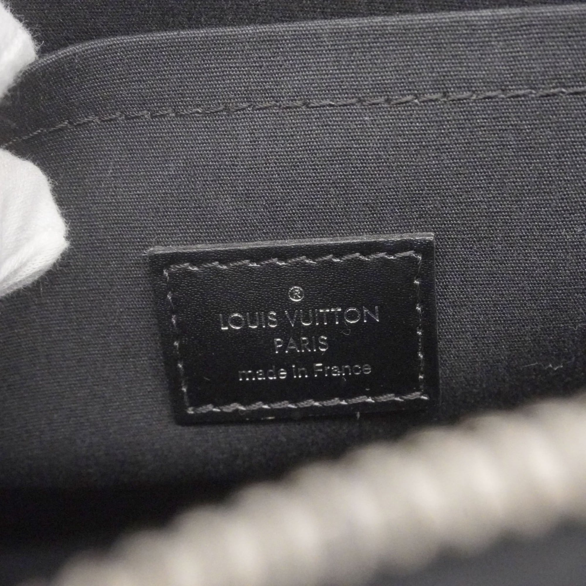 Louis Vuitton Noir Handbag (Pre-Owned)