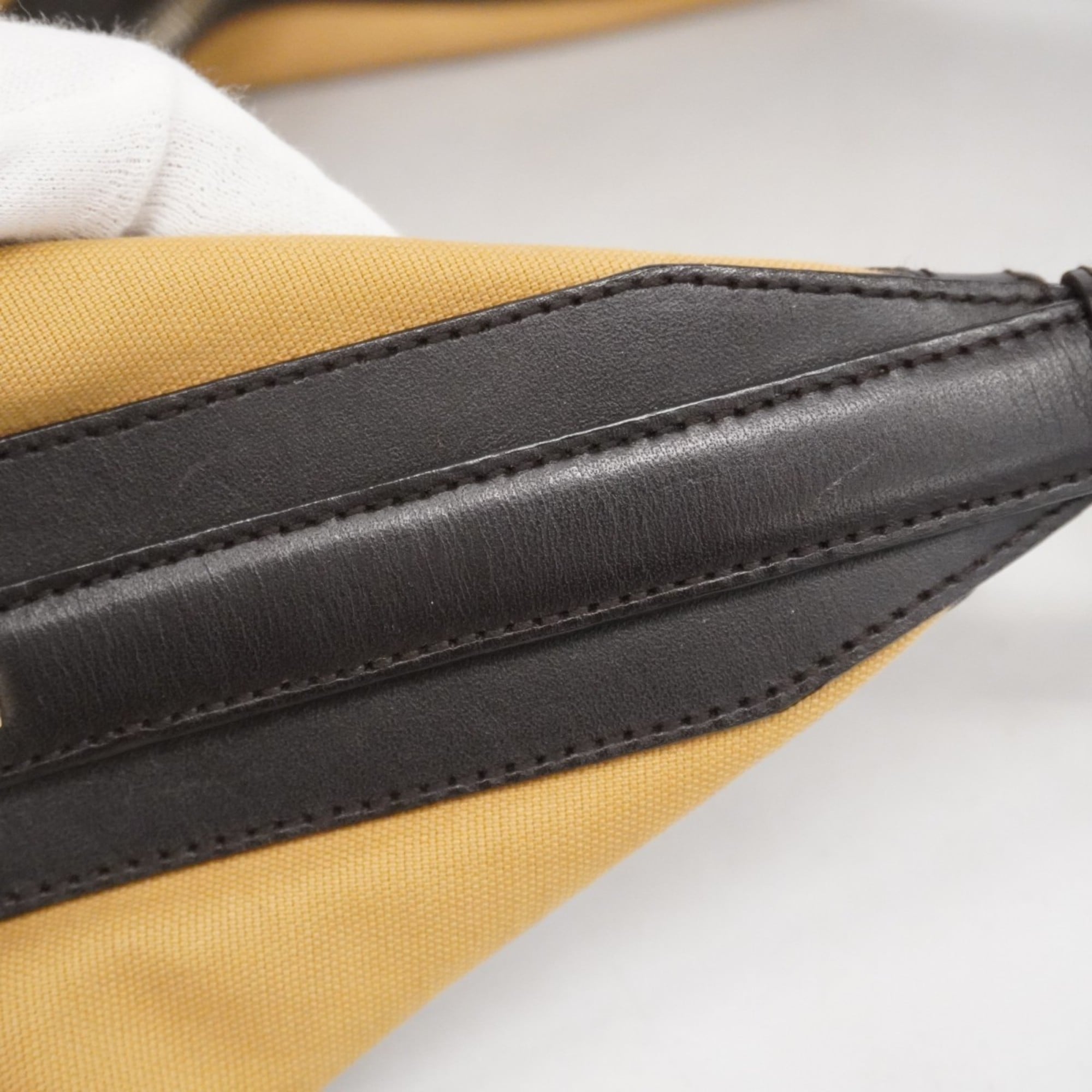 Gucci Beige Canvas Shoulder Bag (Pre-Owned)
