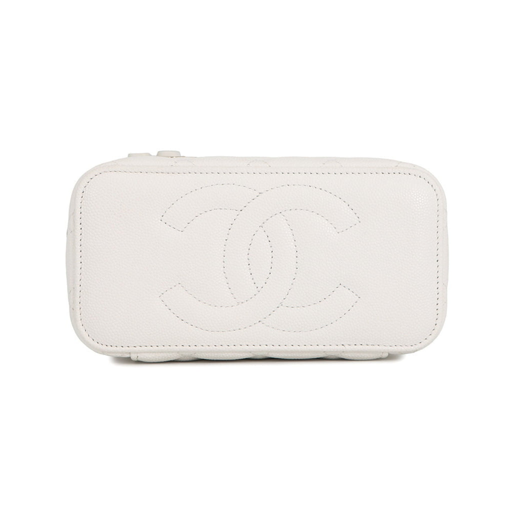 Chanel Matelasse White Grained Calfskin Shoulder Bag (Pre-Owned)