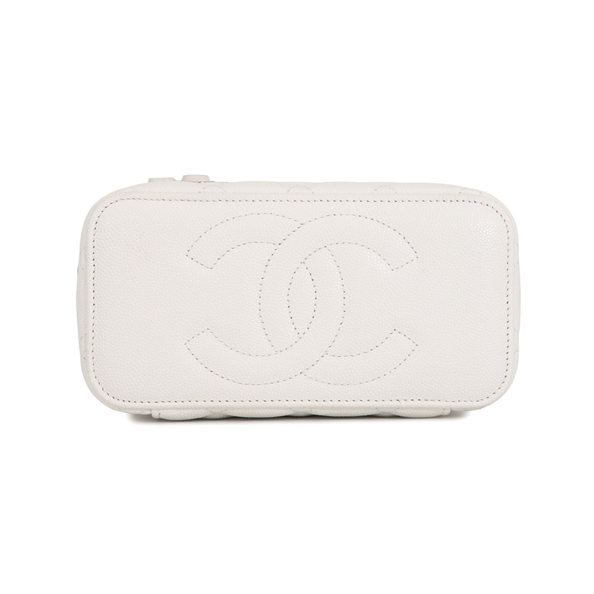 Chanel Matelasse White Grained Calfskin Shoulder Bag (Pre-Owned)