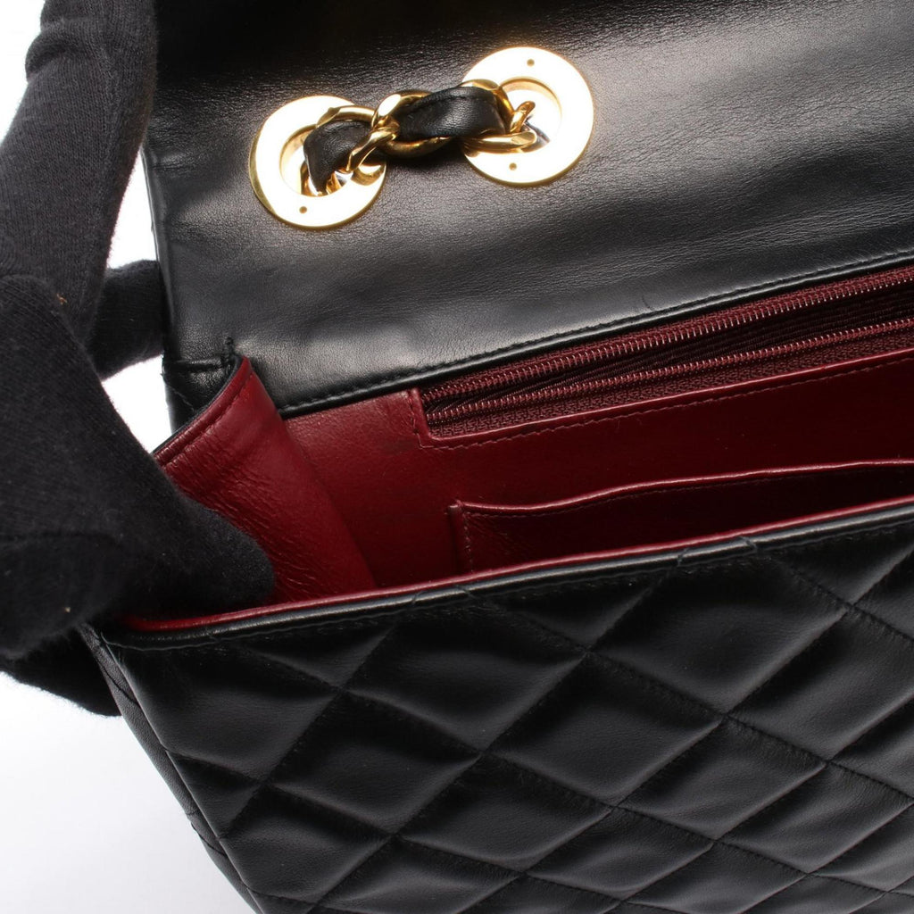 Chanel Black Leather Shoulder Bag (Pre-Owned)