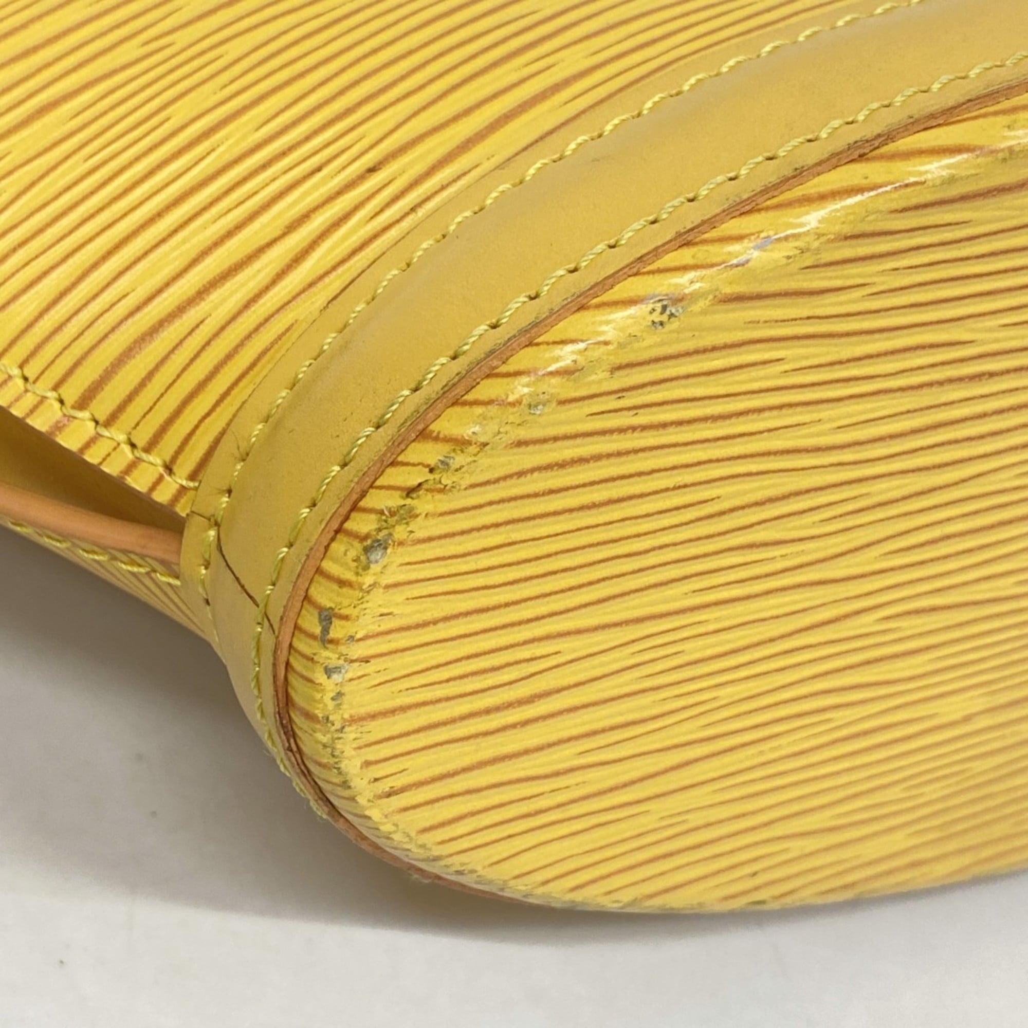 Louis Vuitton Jaune Handbag (Pre-Owned)