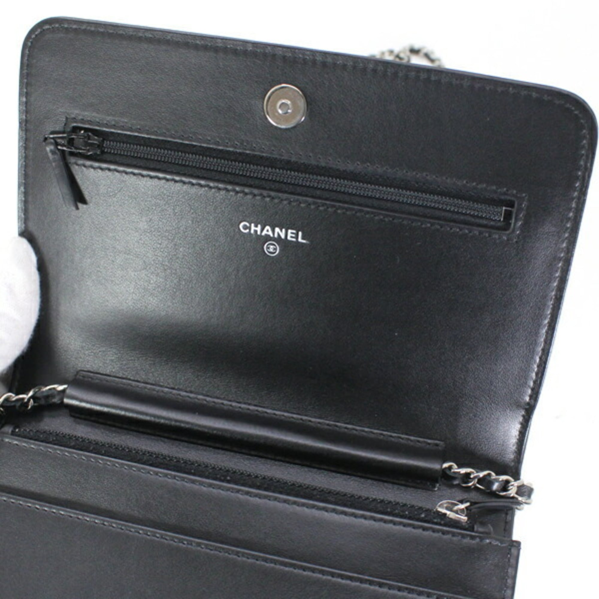 Chanel Black Leather Shoulder Bag (Pre-Owned)