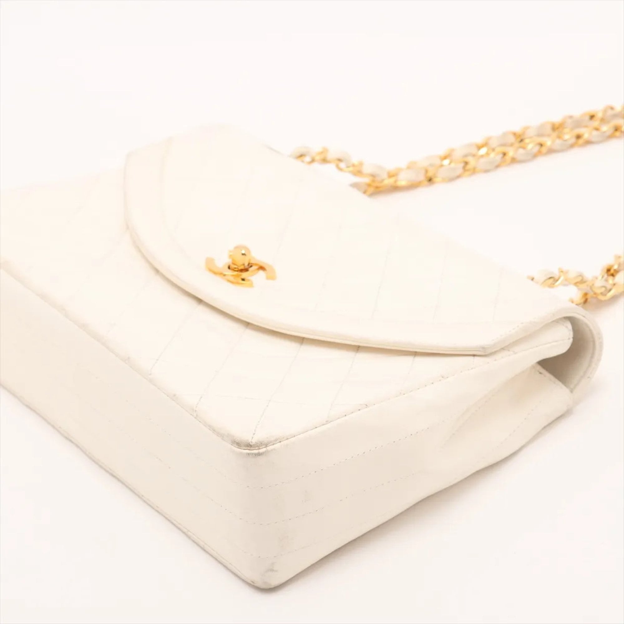 Chanel White Leather Shoulder Bag (Pre-Owned)