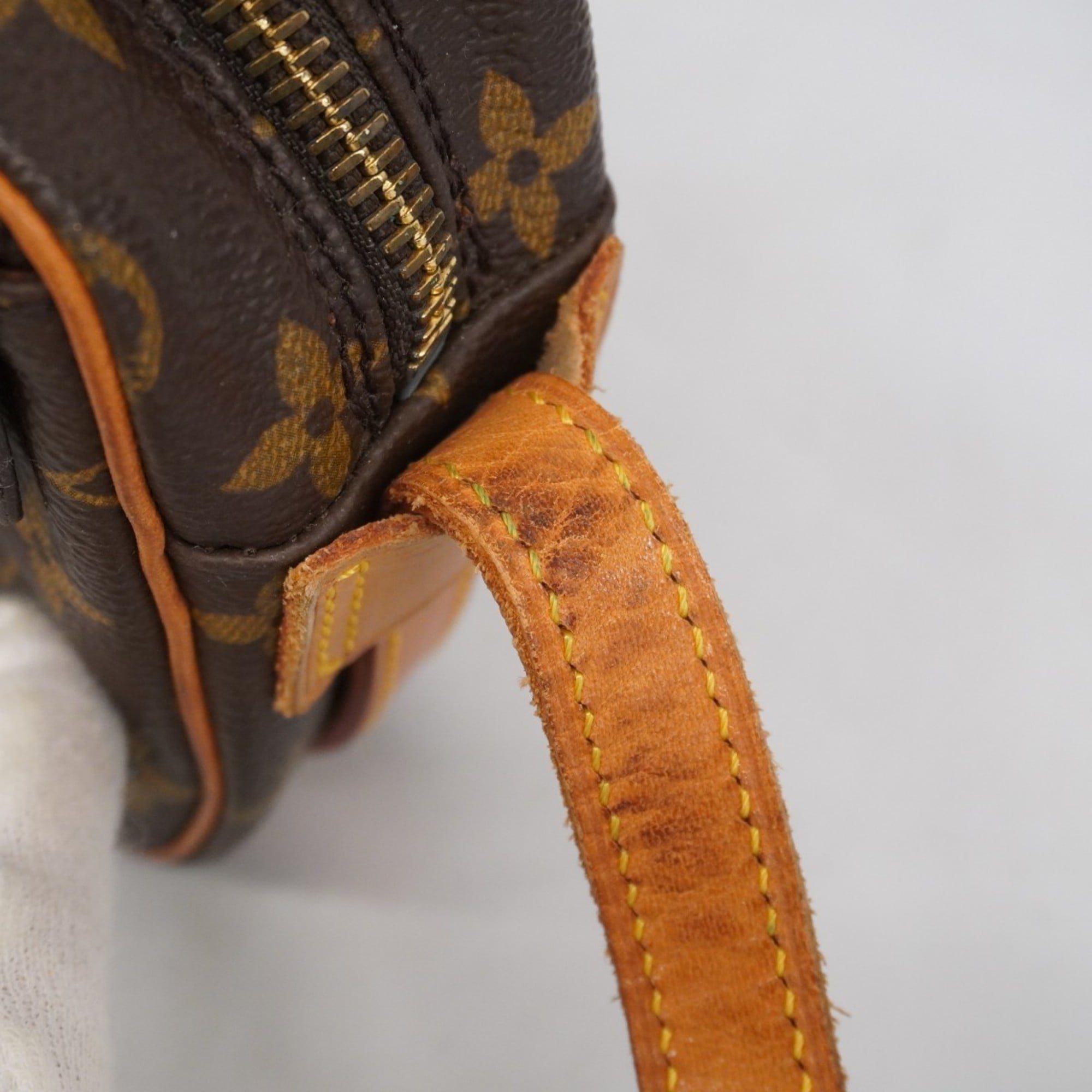 Louis Vuitton Brown Shoulder Bag (Pre-Owned)