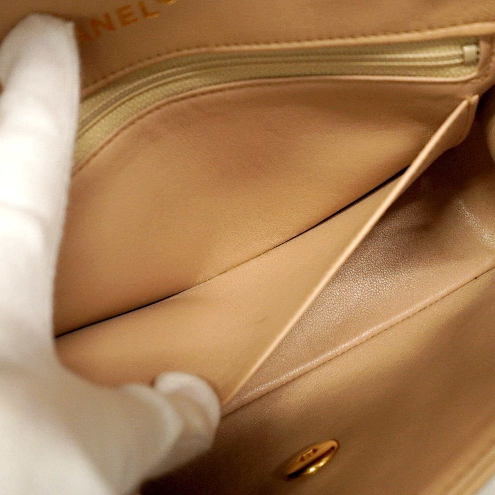 Chanel Beige Leather Shoulder Bag (Pre-Owned)