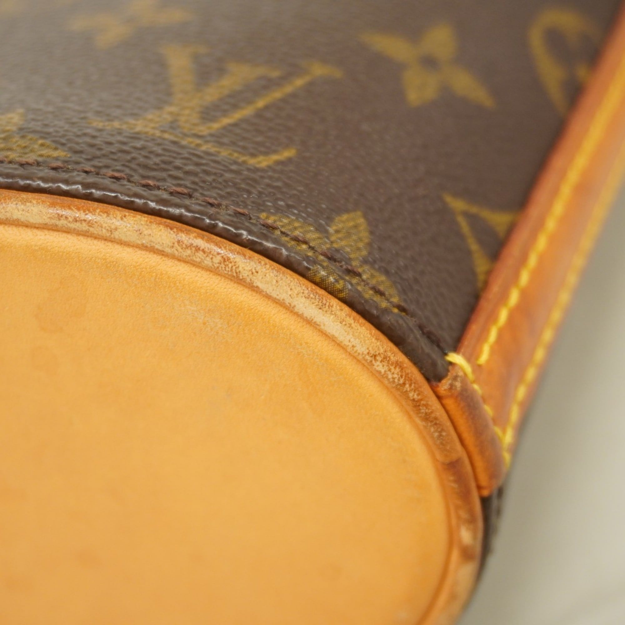 Louis Vuitton Brown Shoulder Bag (Pre-Owned)
