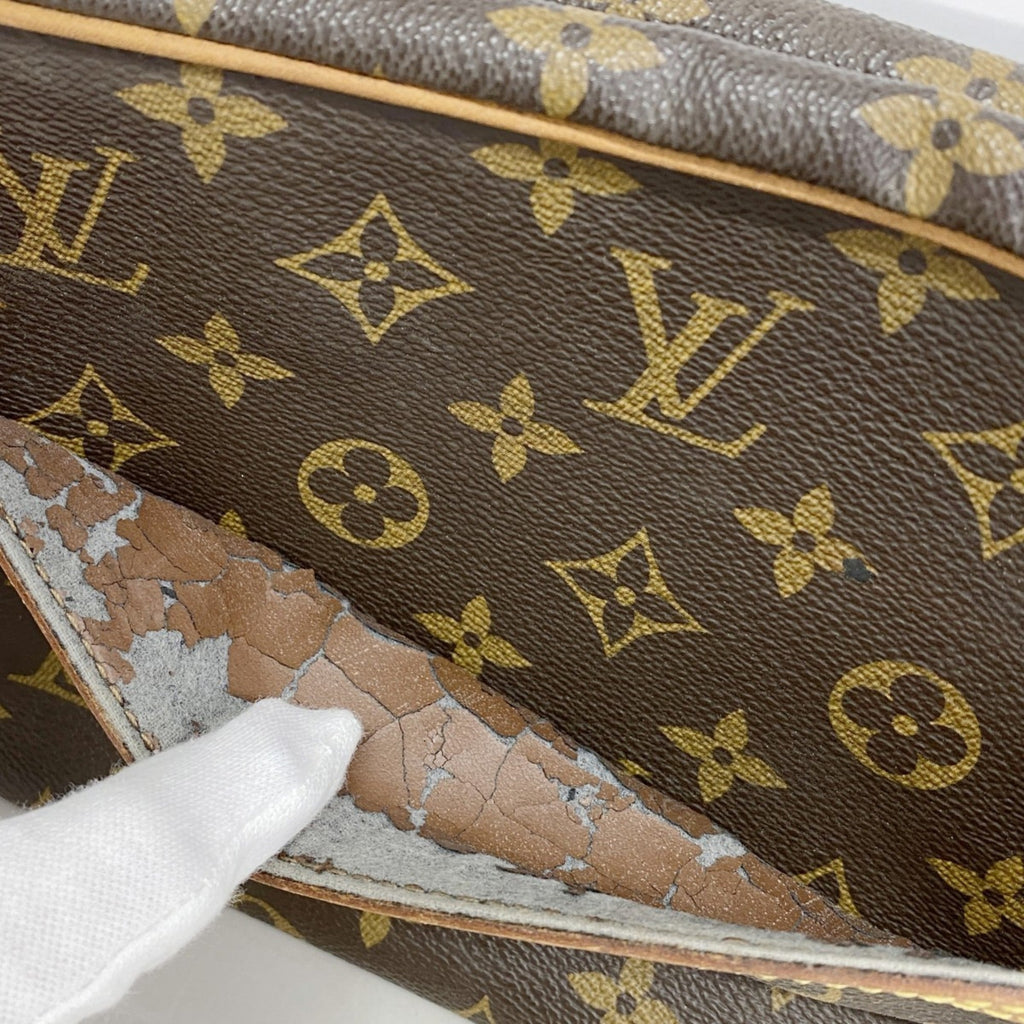 Louis Vuitton Brown Clutch Bag (Pre-Owned)