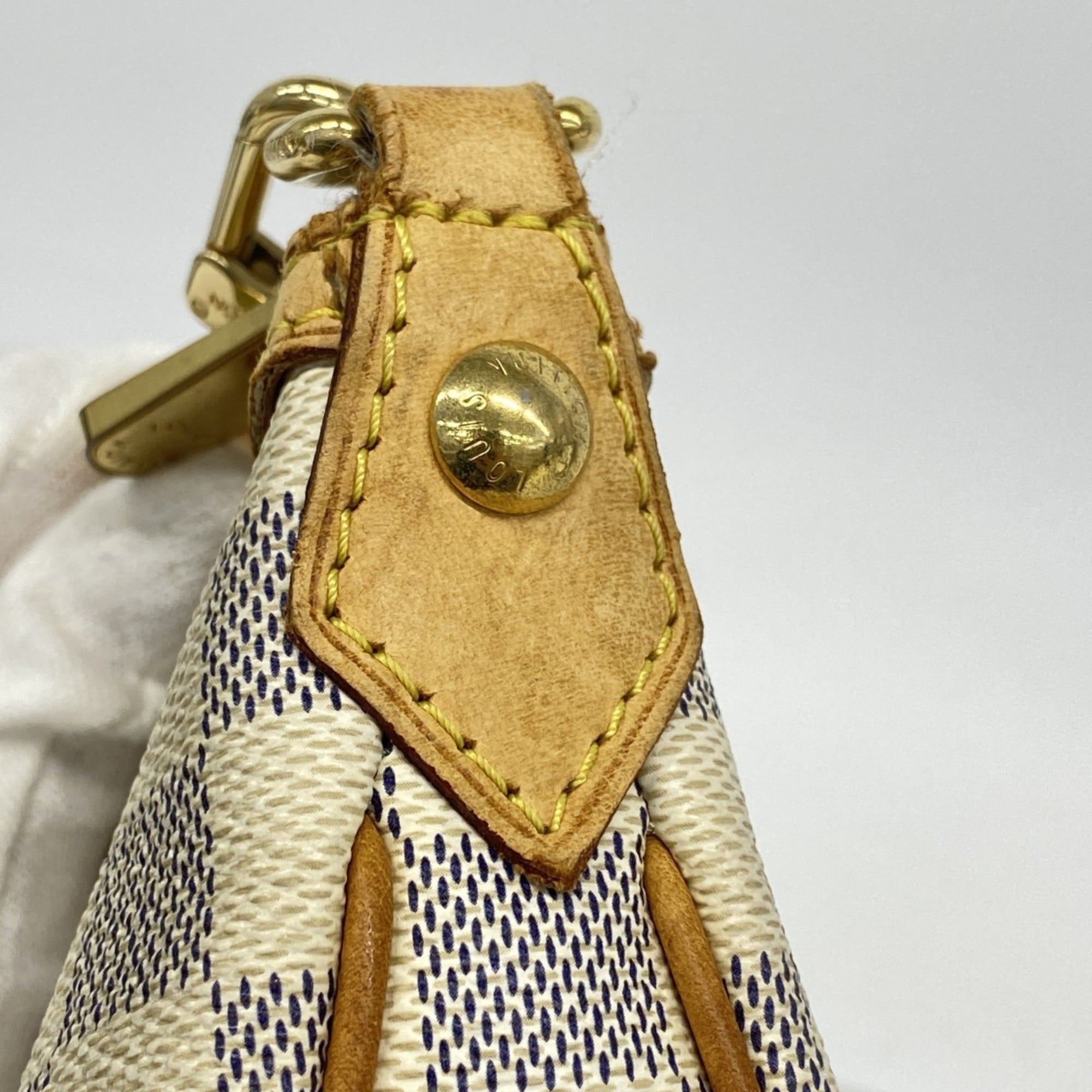 Louis Vuitton White Shoulder Bag (Pre-Owned)