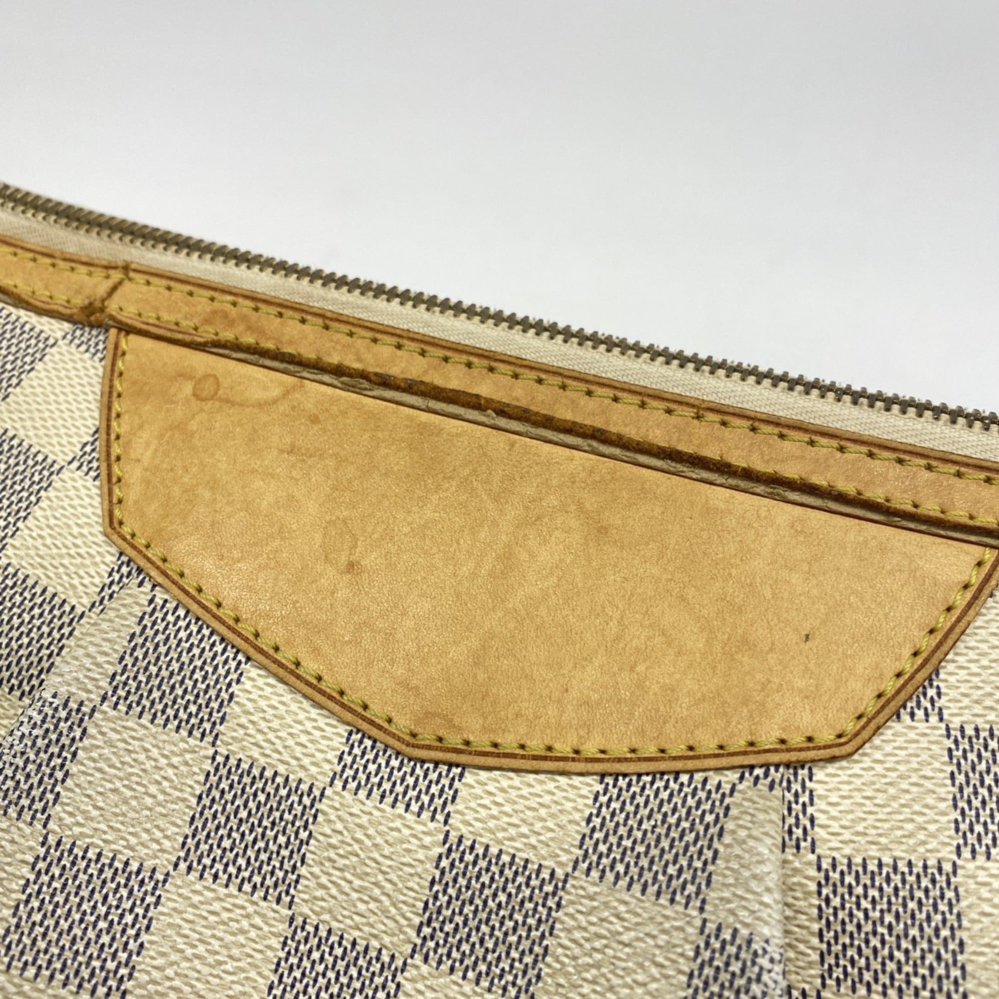 Louis Vuitton White Shoulder Bag (Pre-Owned)