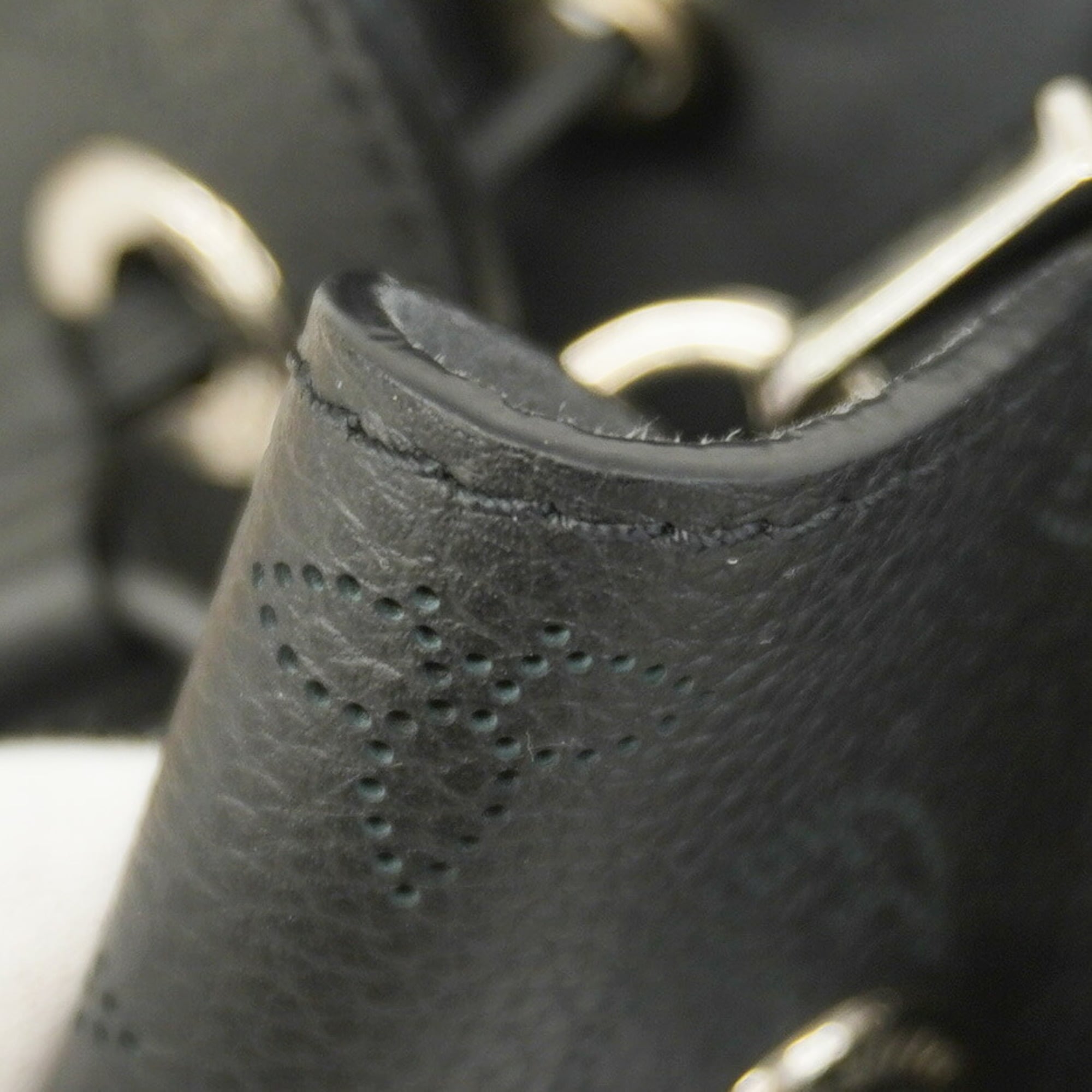 Louis Vuitton Noir Handbag (Pre-Owned)