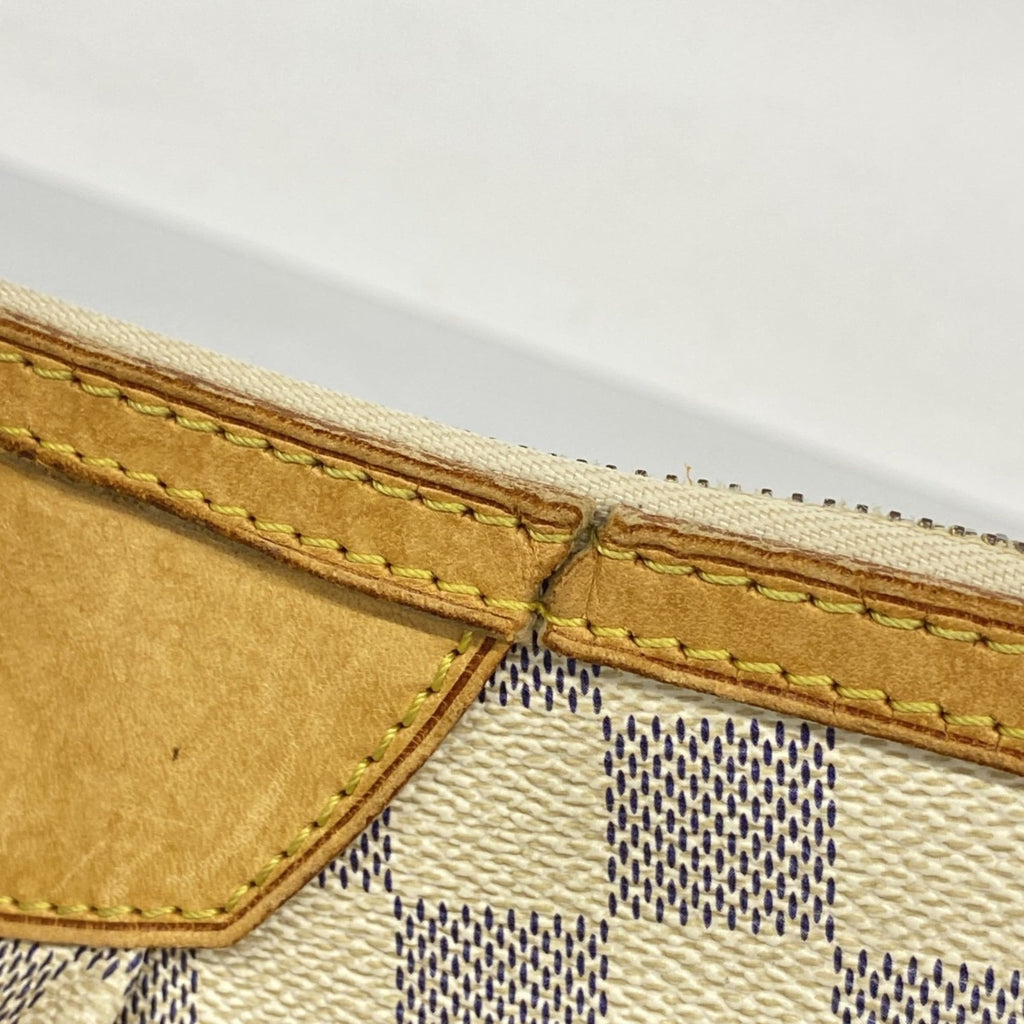 Louis Vuitton White Shoulder Bag (Pre-Owned)
