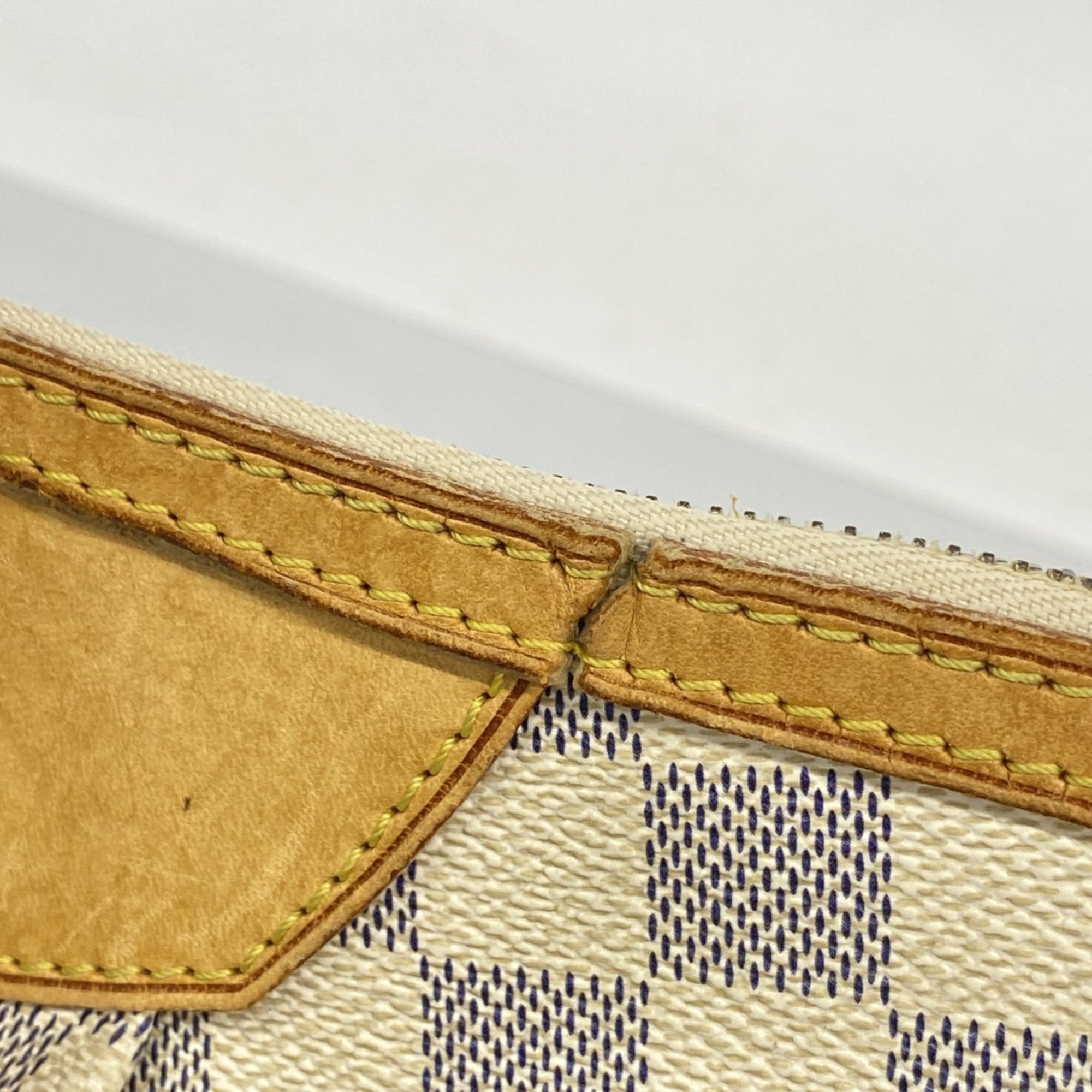 Louis Vuitton White Shoulder Bag (Pre-Owned)