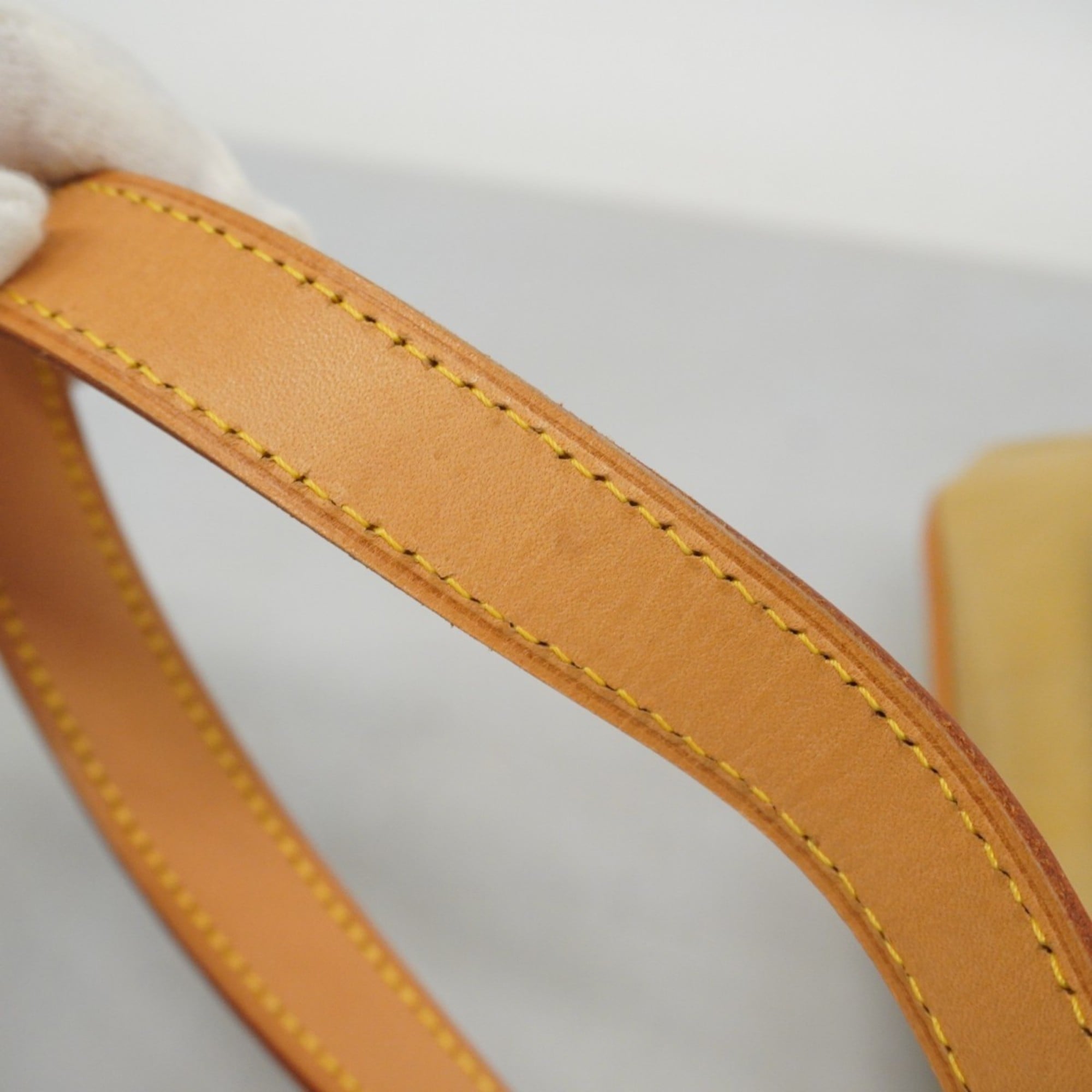 Louis Vuitton Beige Shoulder Bag (Pre-Owned)
