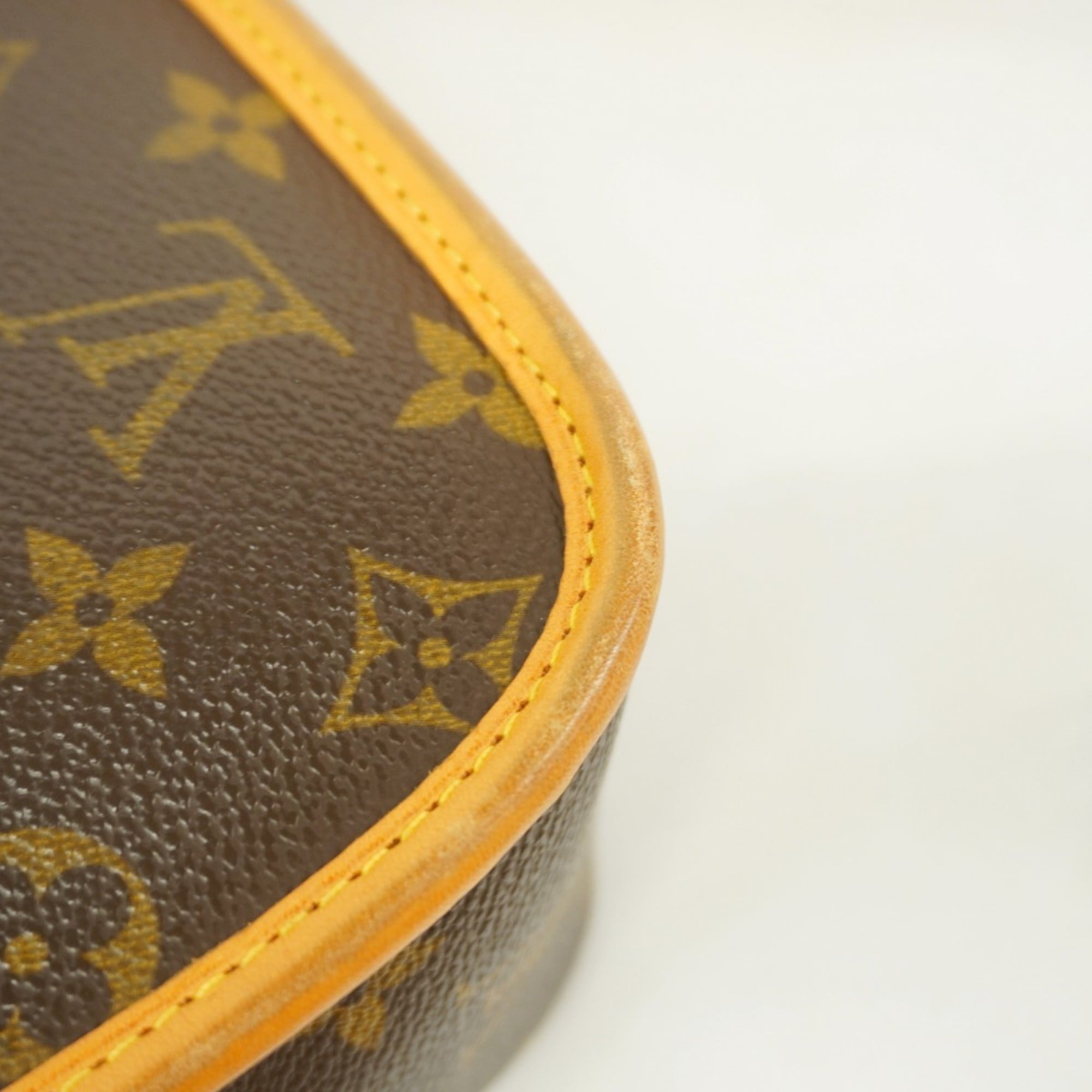 Louis Vuitton Brown Shoulder Bag (Pre-Owned)