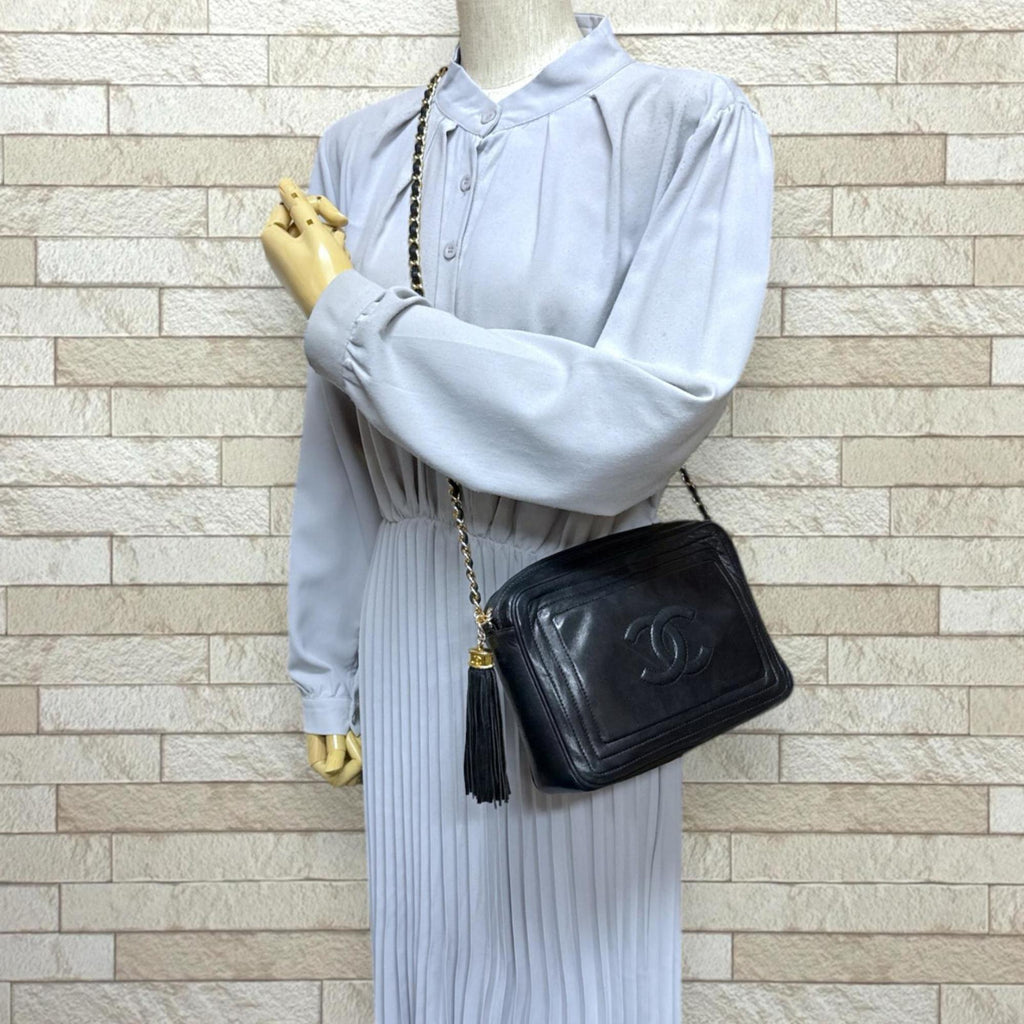 Chanel Black Leather Shoulder Bag (Pre-Owned)