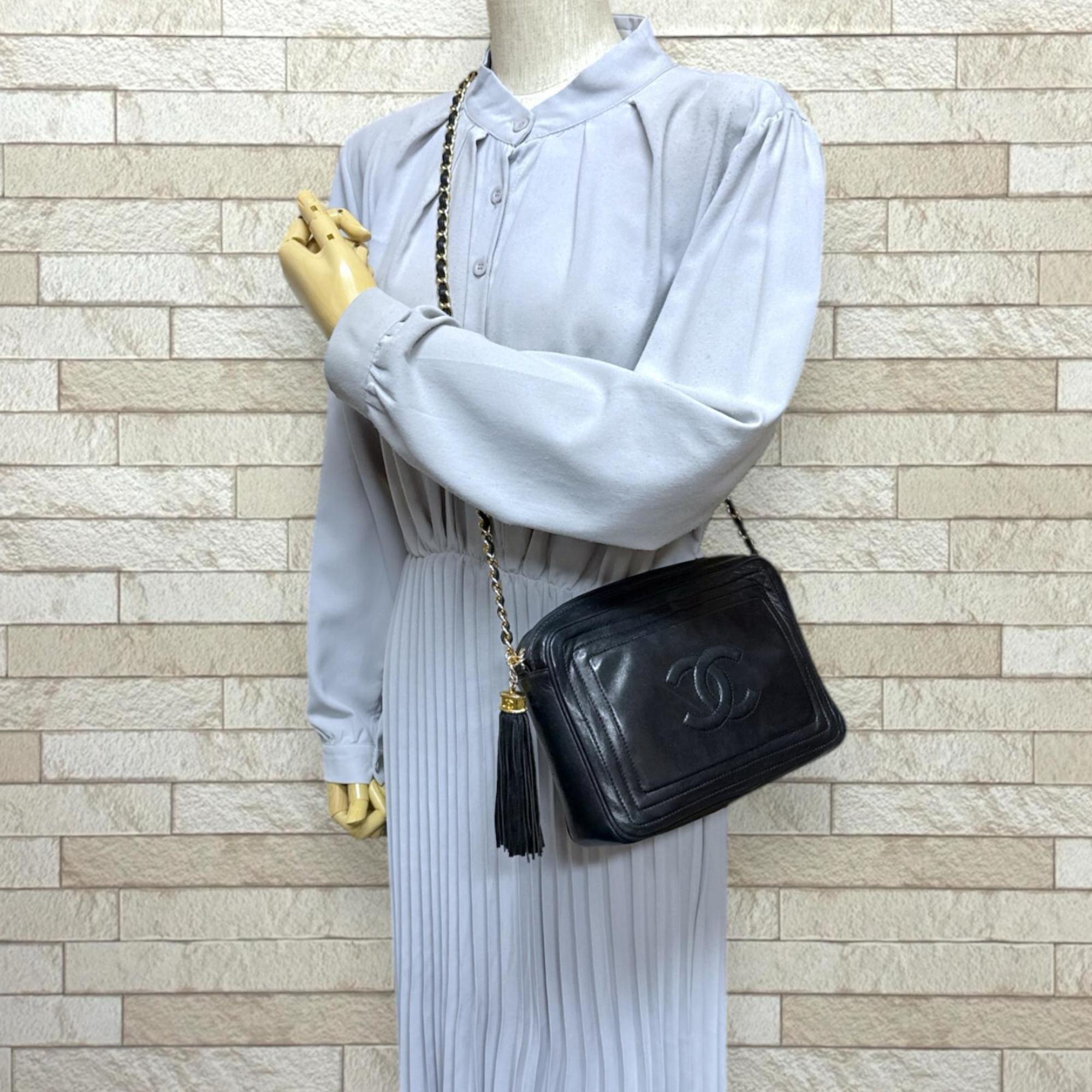 Chanel Black Leather Shoulder Bag (Pre-Owned)