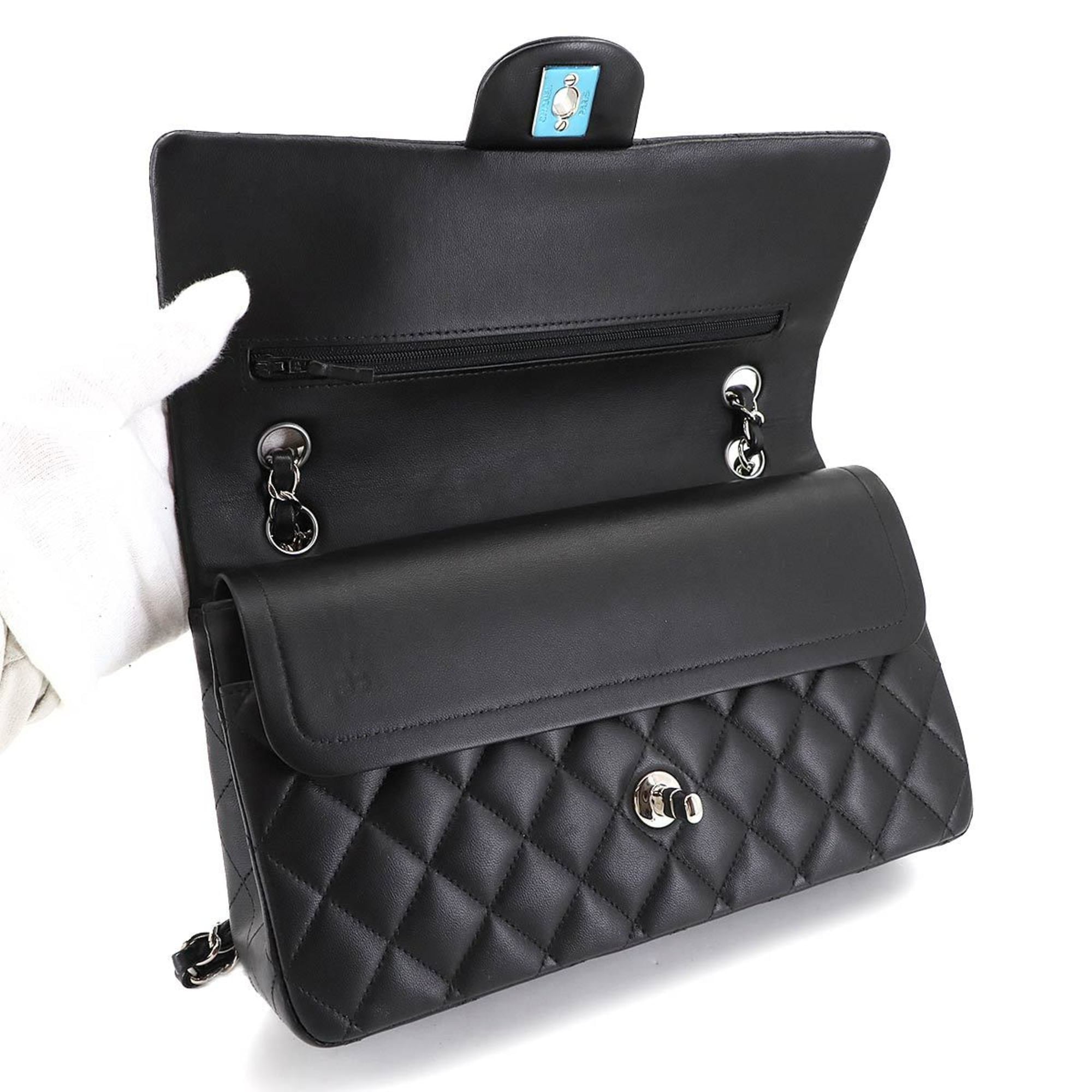 Chanel Black Leather Shoulder Bag (Pre-Owned)