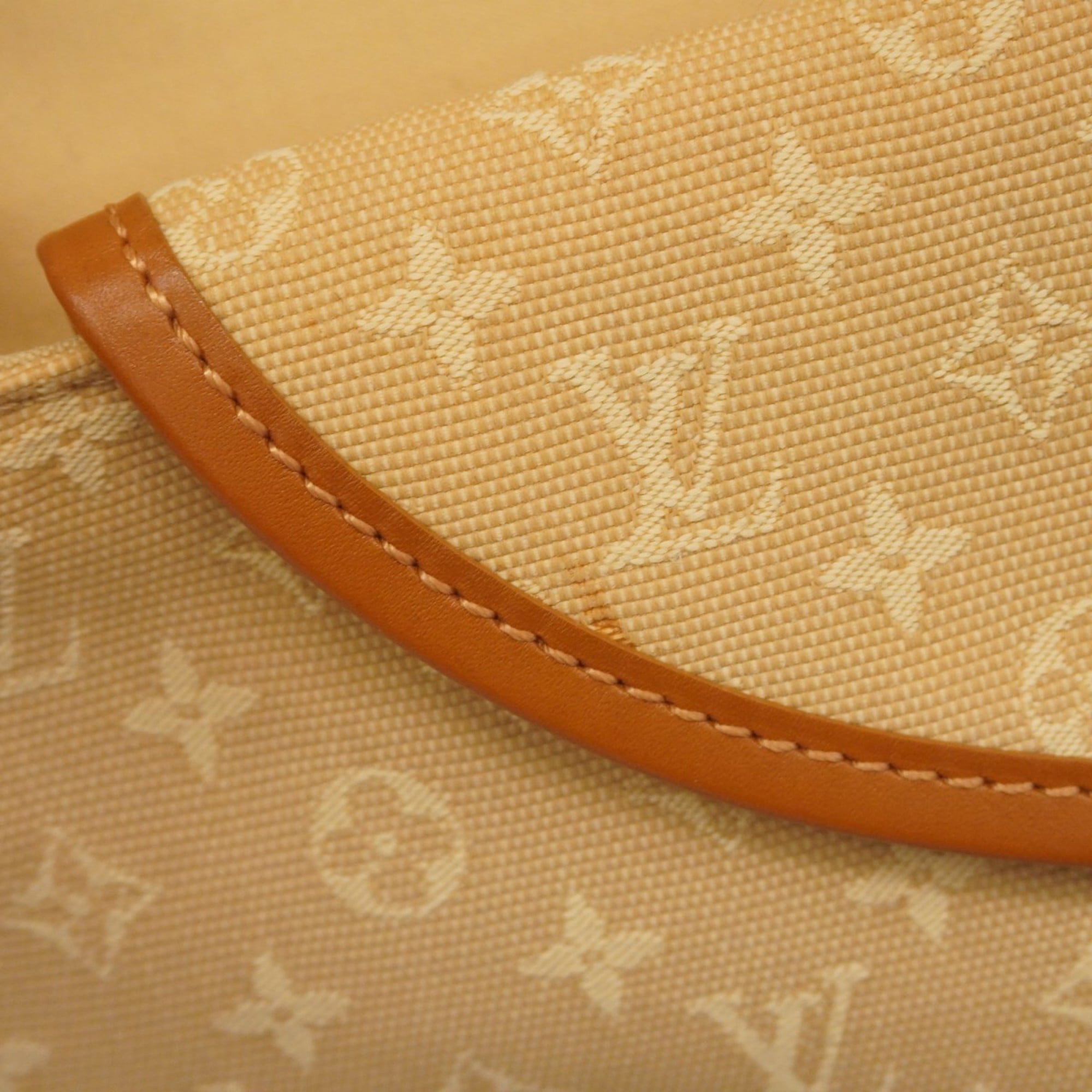 Louis Vuitton Beige Shoulder Bag (Pre-Owned)