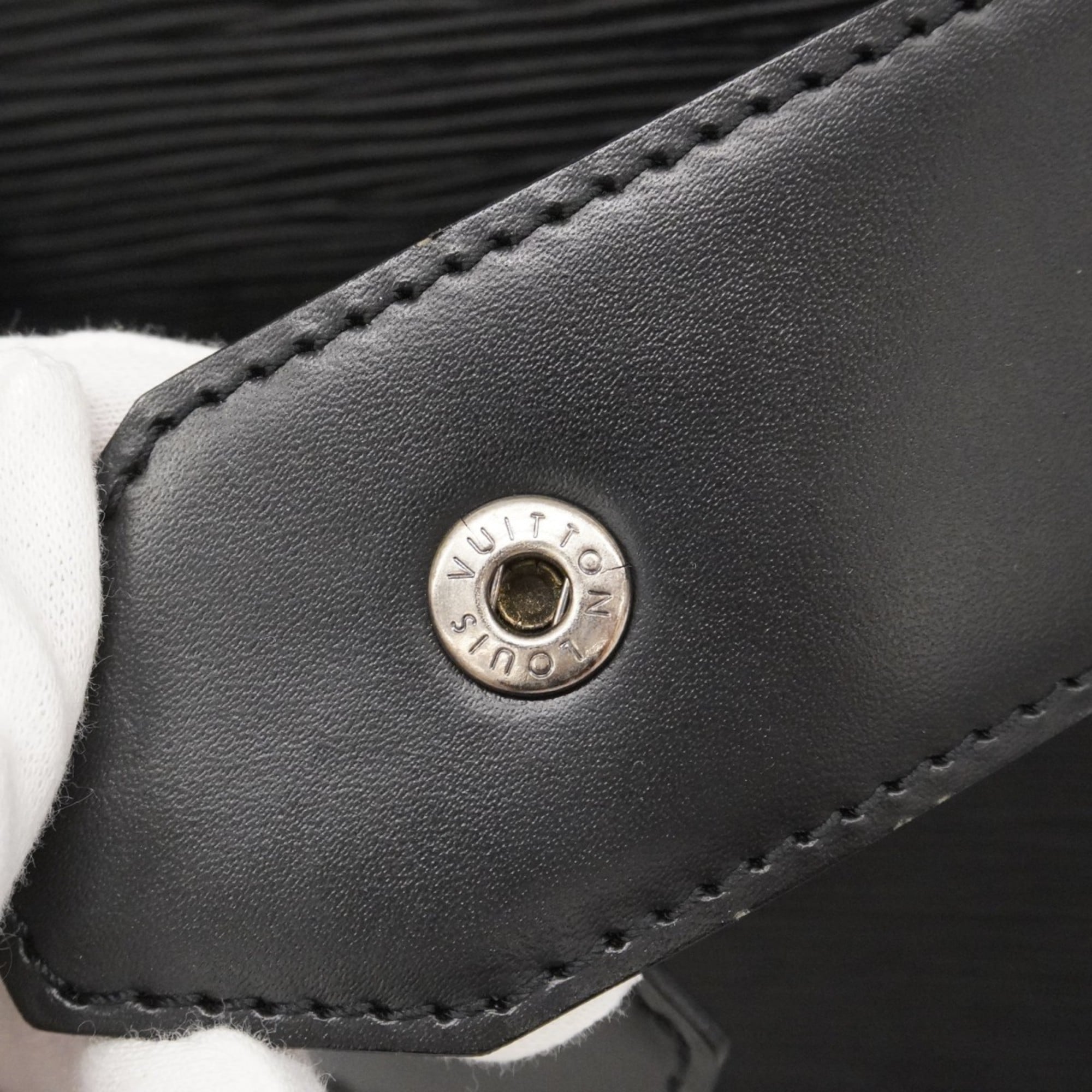 Louis Vuitton Noir Shoulder Bag (Pre-Owned)