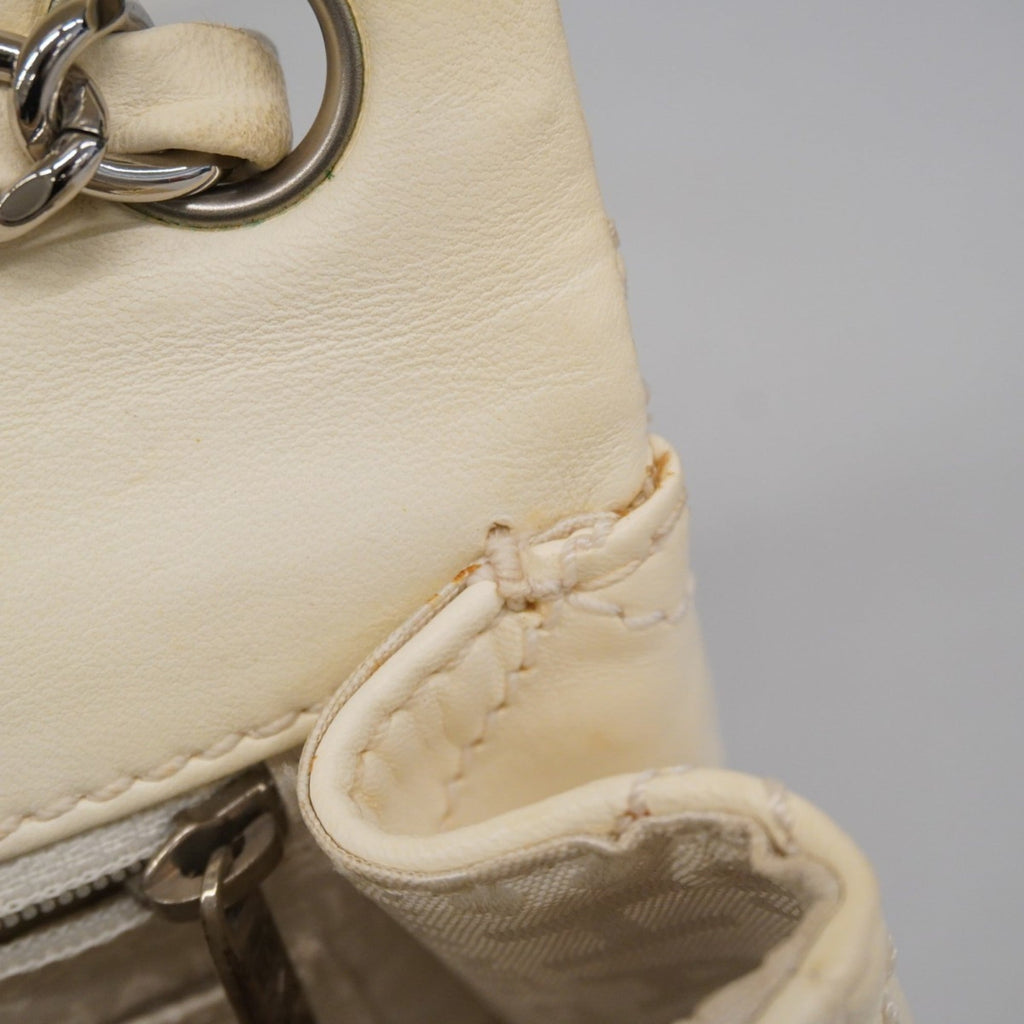 Chanel White Leather Shoulder Bag (Pre-Owned)