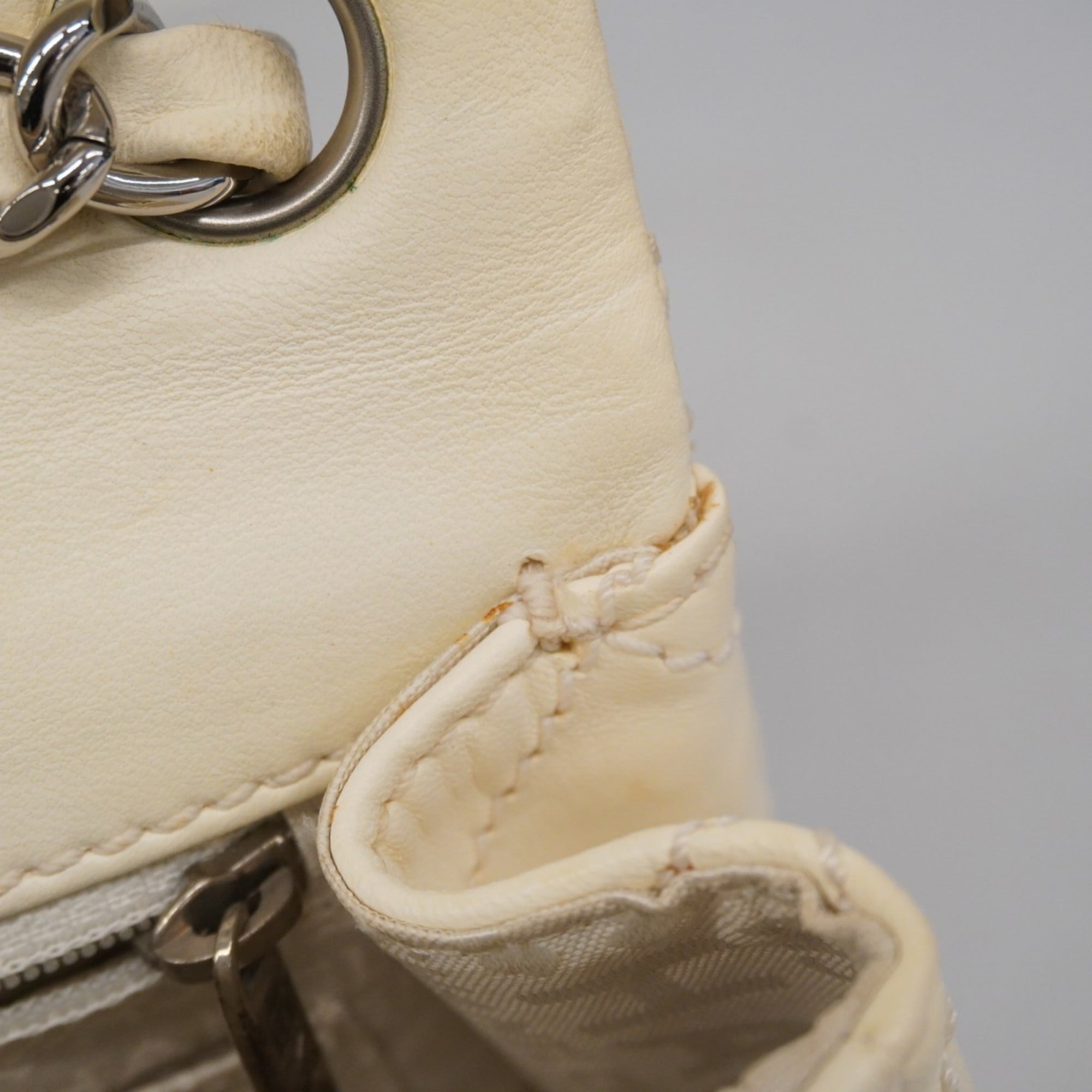 Chanel White Leather Shoulder Bag (Pre-Owned)