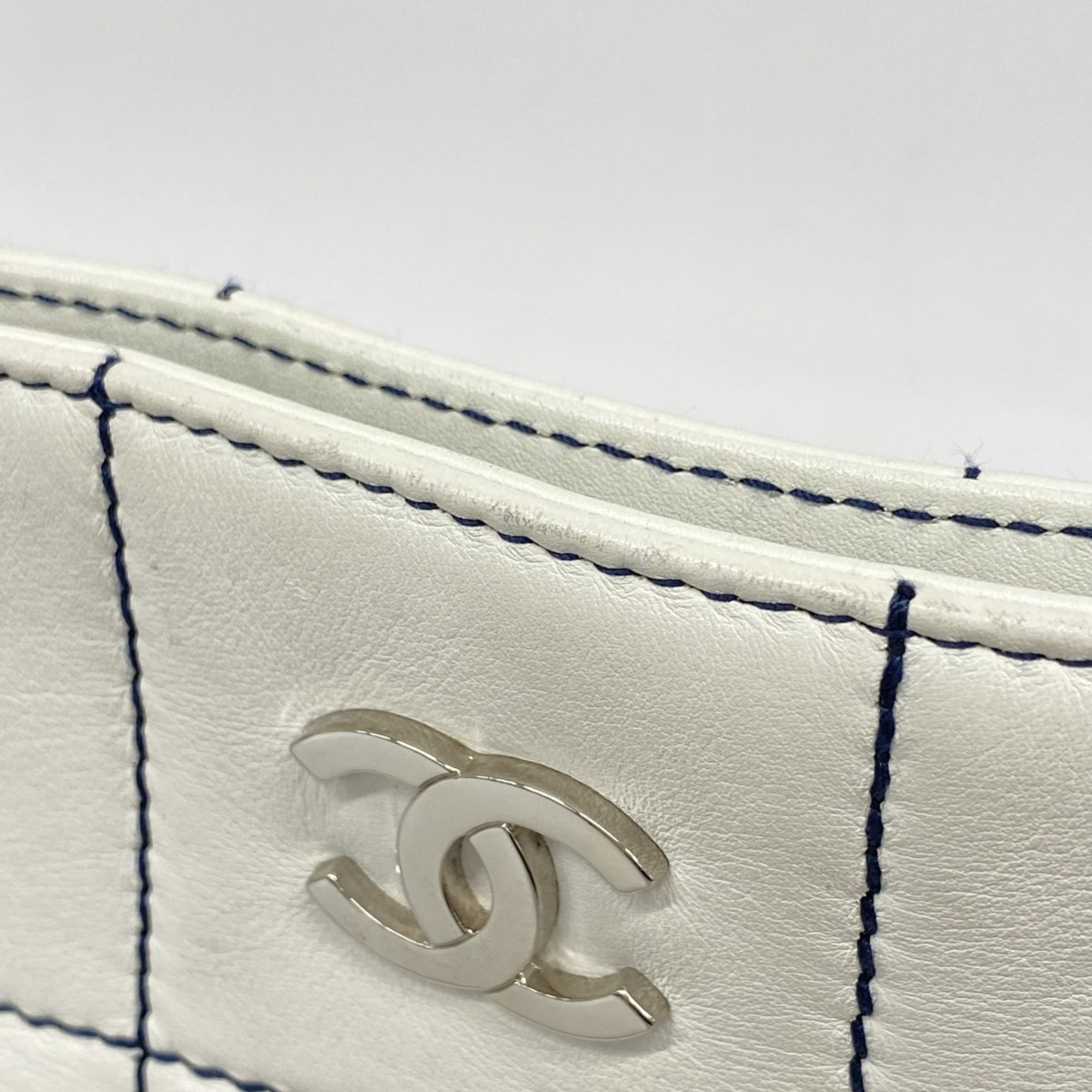 Chanel Navy White Leather Tote Bag (Pre-Owned)