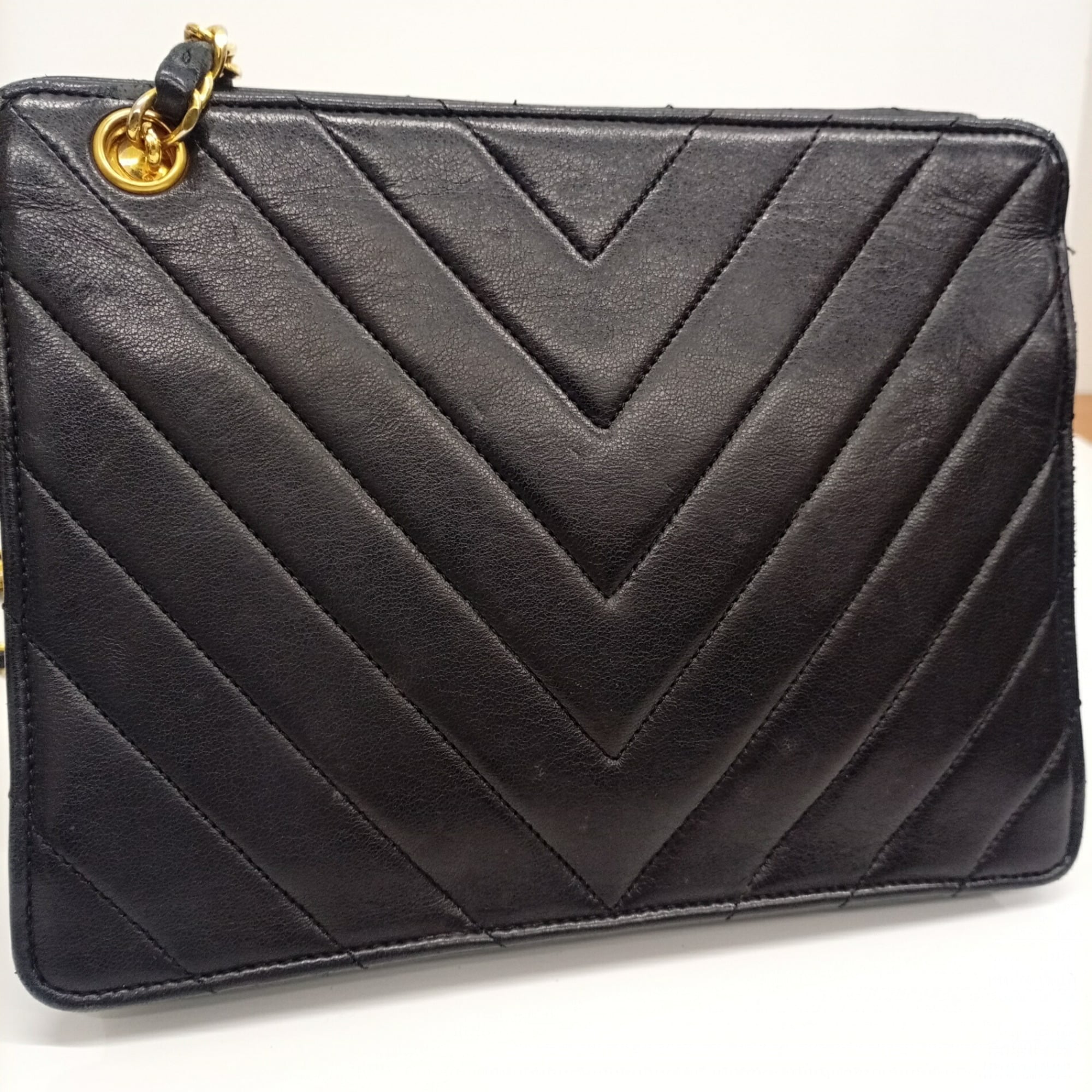 Chanel Black Leather Shoulder Bag (Pre-Owned)