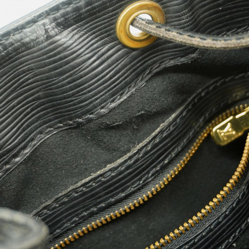 Louis Vuitton Noir Shoulder Bag (Pre-Owned)