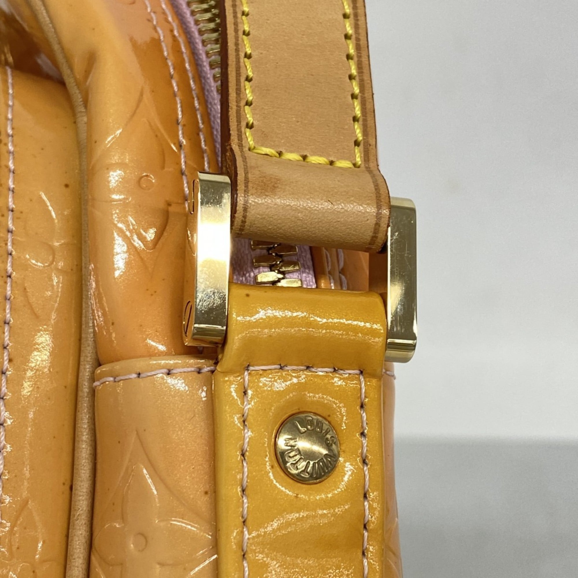 Louis Vuitton Rose Shoulder Bag (Pre-Owned)