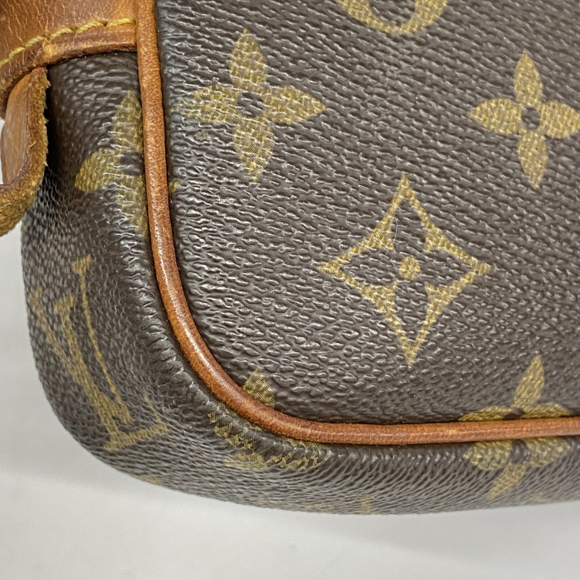 Louis Vuitton Brown Shoulder Bag (Pre-Owned)