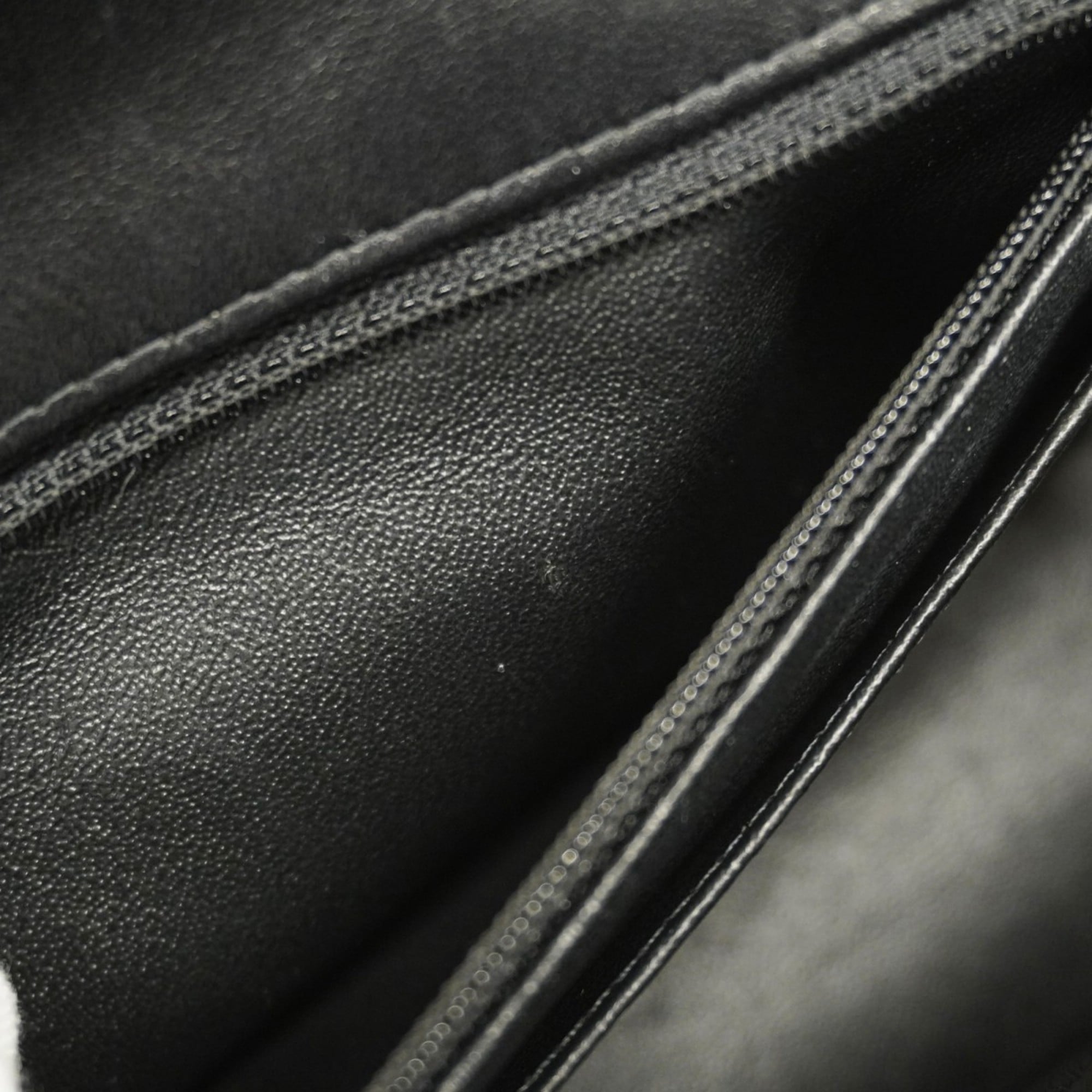 Chanel Black Leather Shoulder Bag (Pre-Owned)