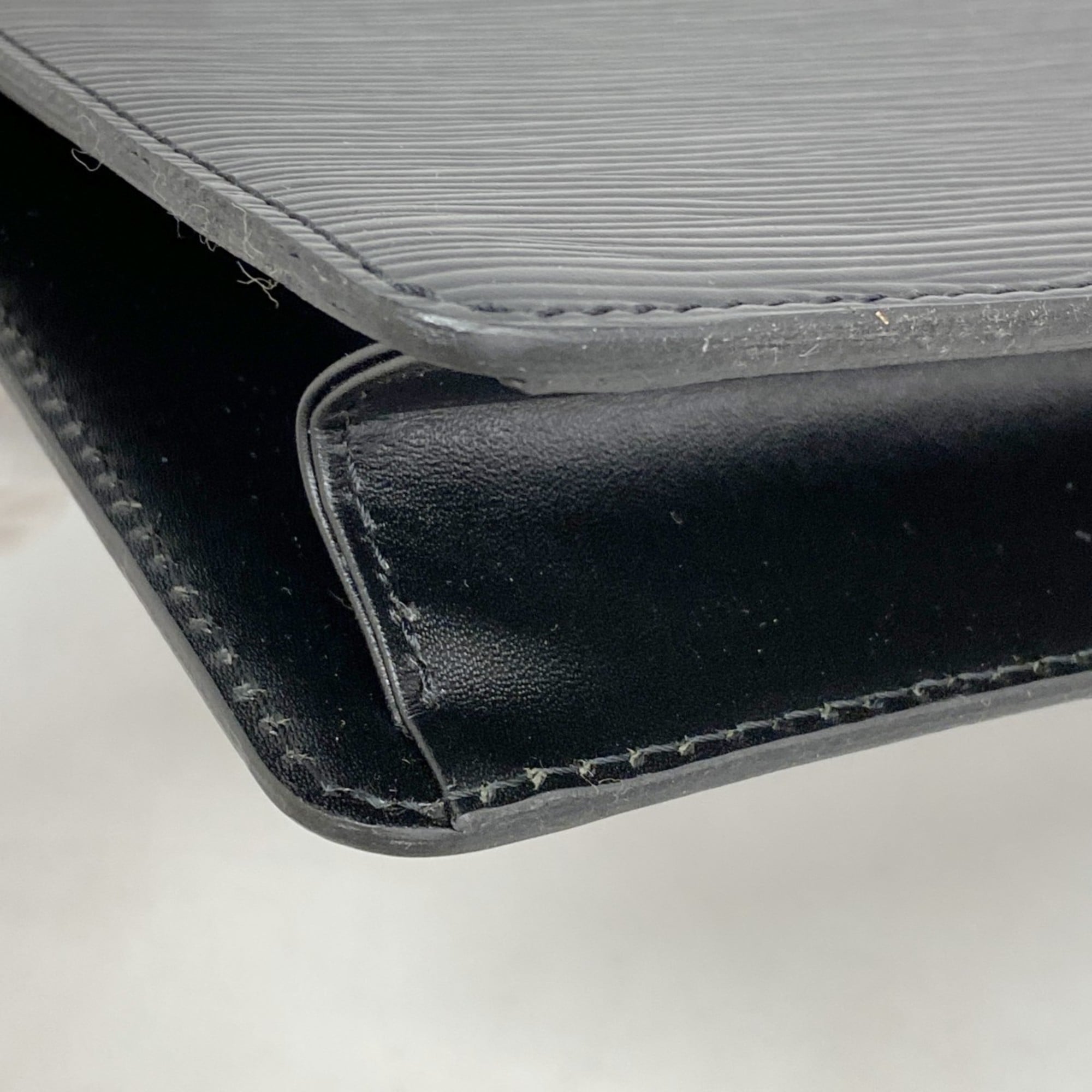 Louis Vuitton Noir Clutch Bag (Pre-Owned)