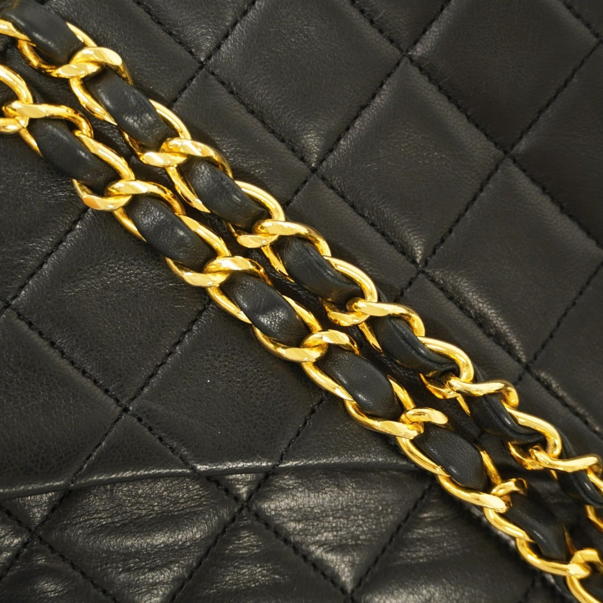 Chanel Black Leather Shoulder Bag (Pre-Owned)