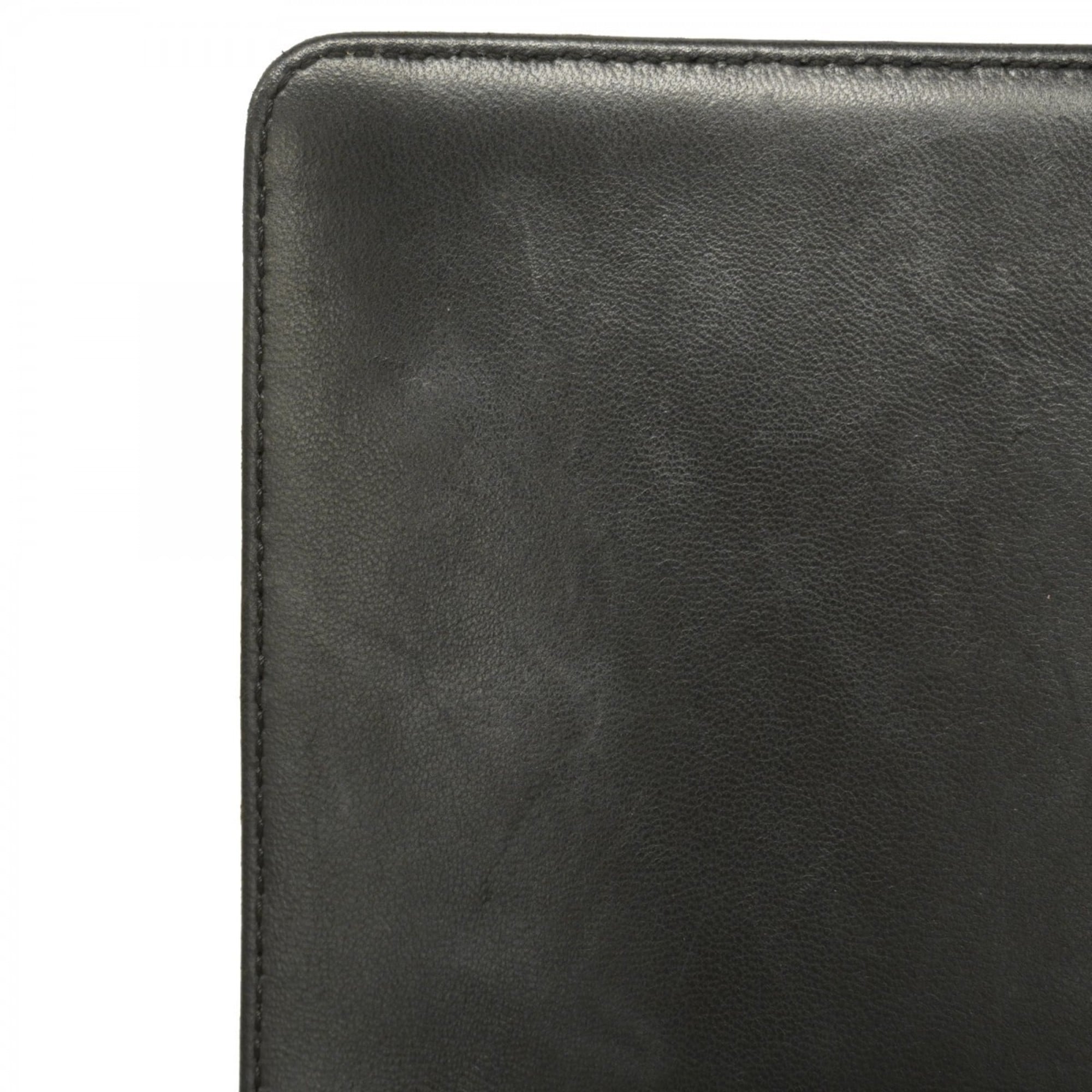 Chanel Black Leather Shoulder Bag (Pre-Owned)