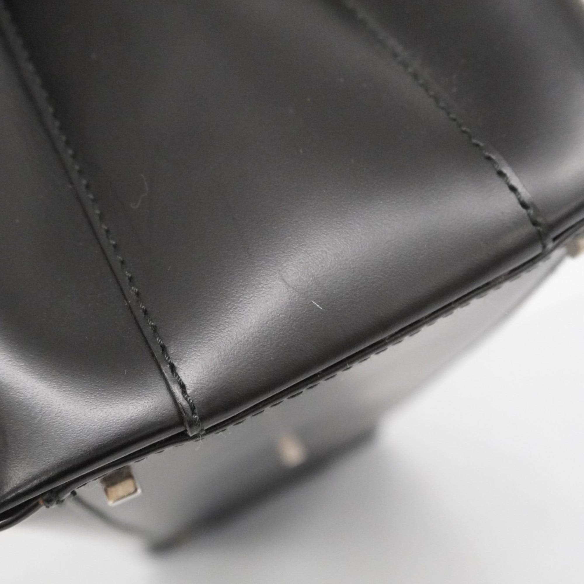 Salvatore Ferragamo Black Leather Handbag (Pre-Owned)