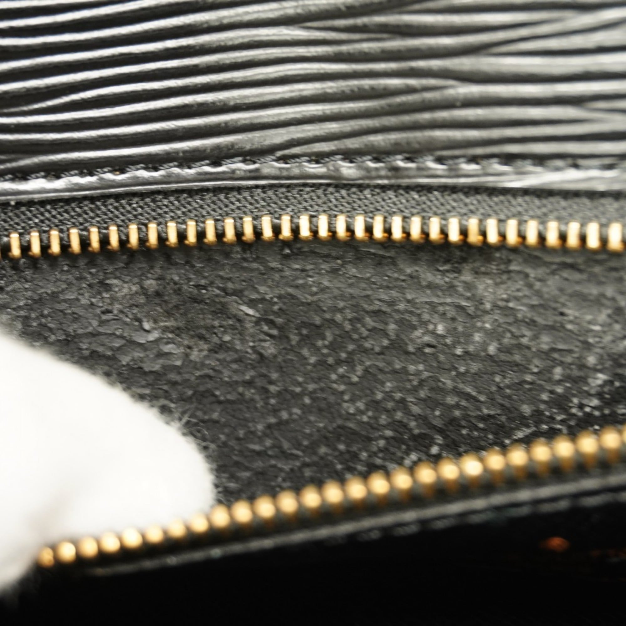 Louis Vuitton Noir Handbag (Pre-Owned)