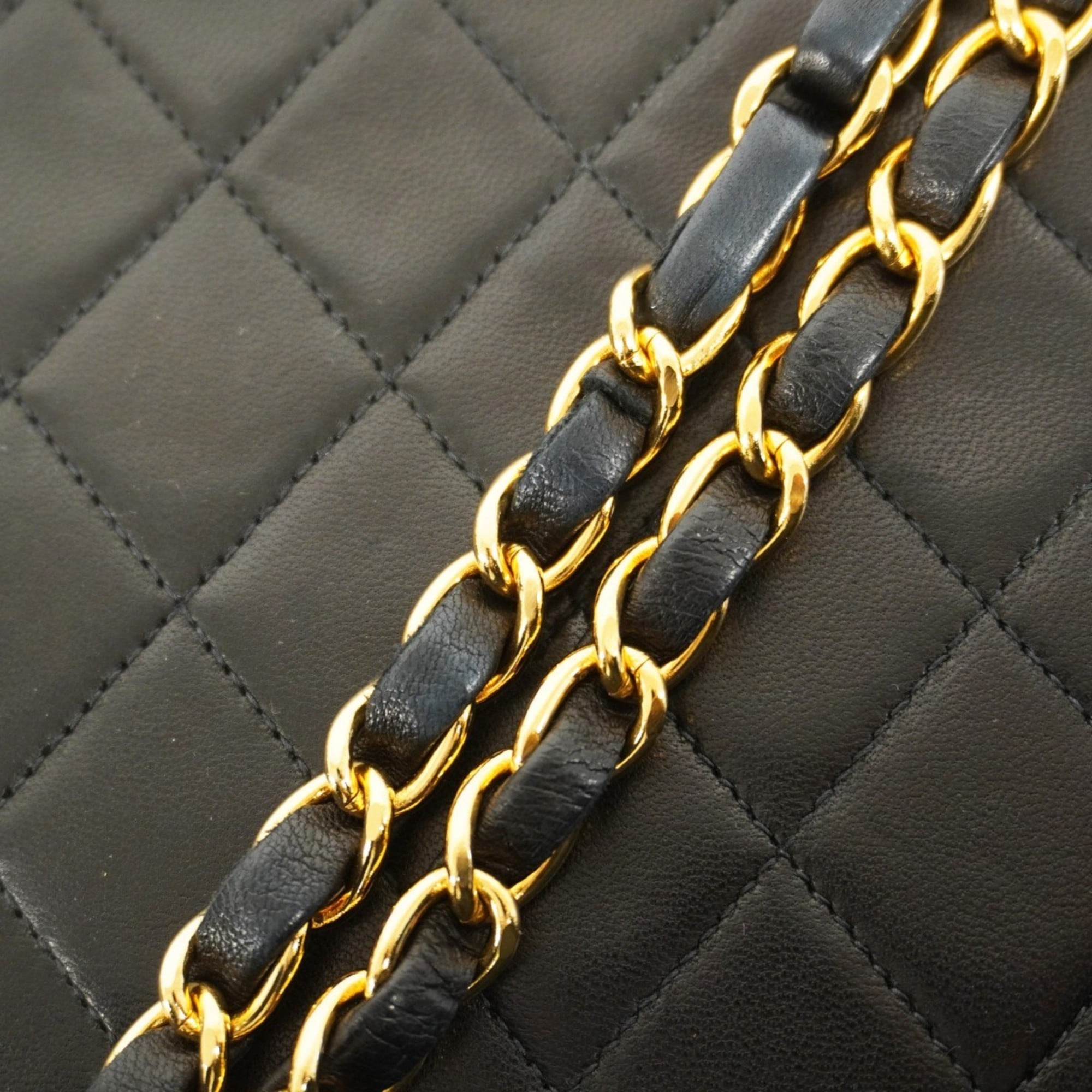 Chanel Black Leather Shoulder Bag (Pre-Owned)