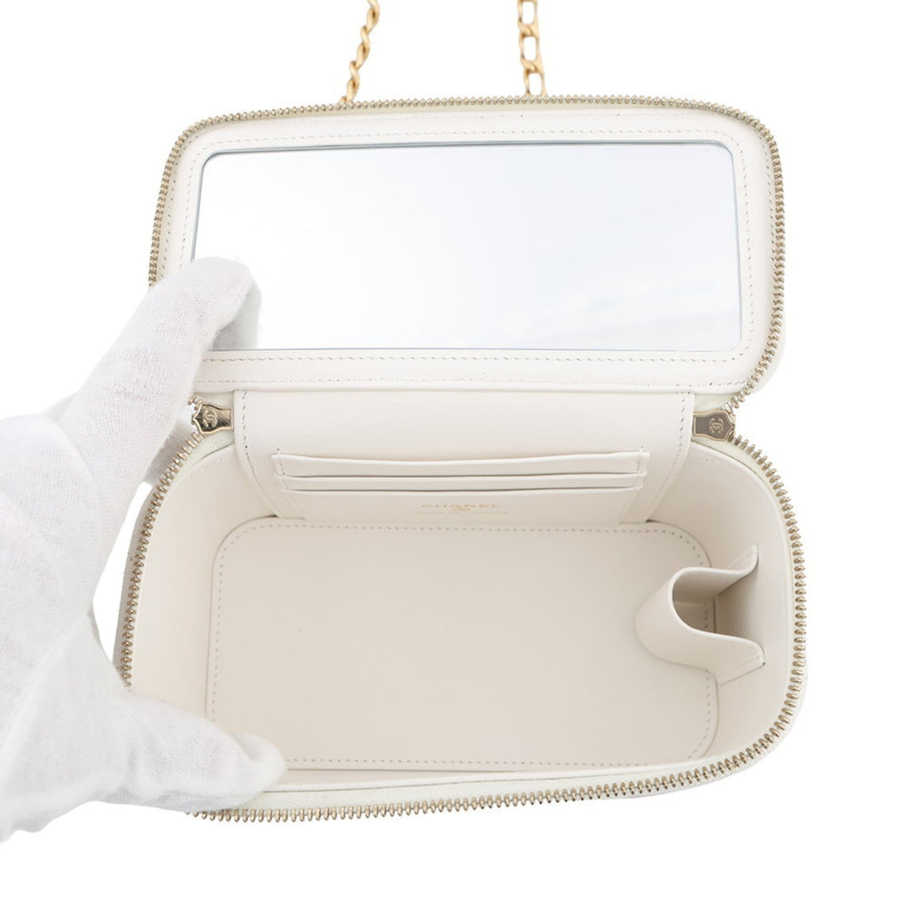 Chanel Matelasse White Grained Calfskin Shoulder Bag (Pre-Owned)